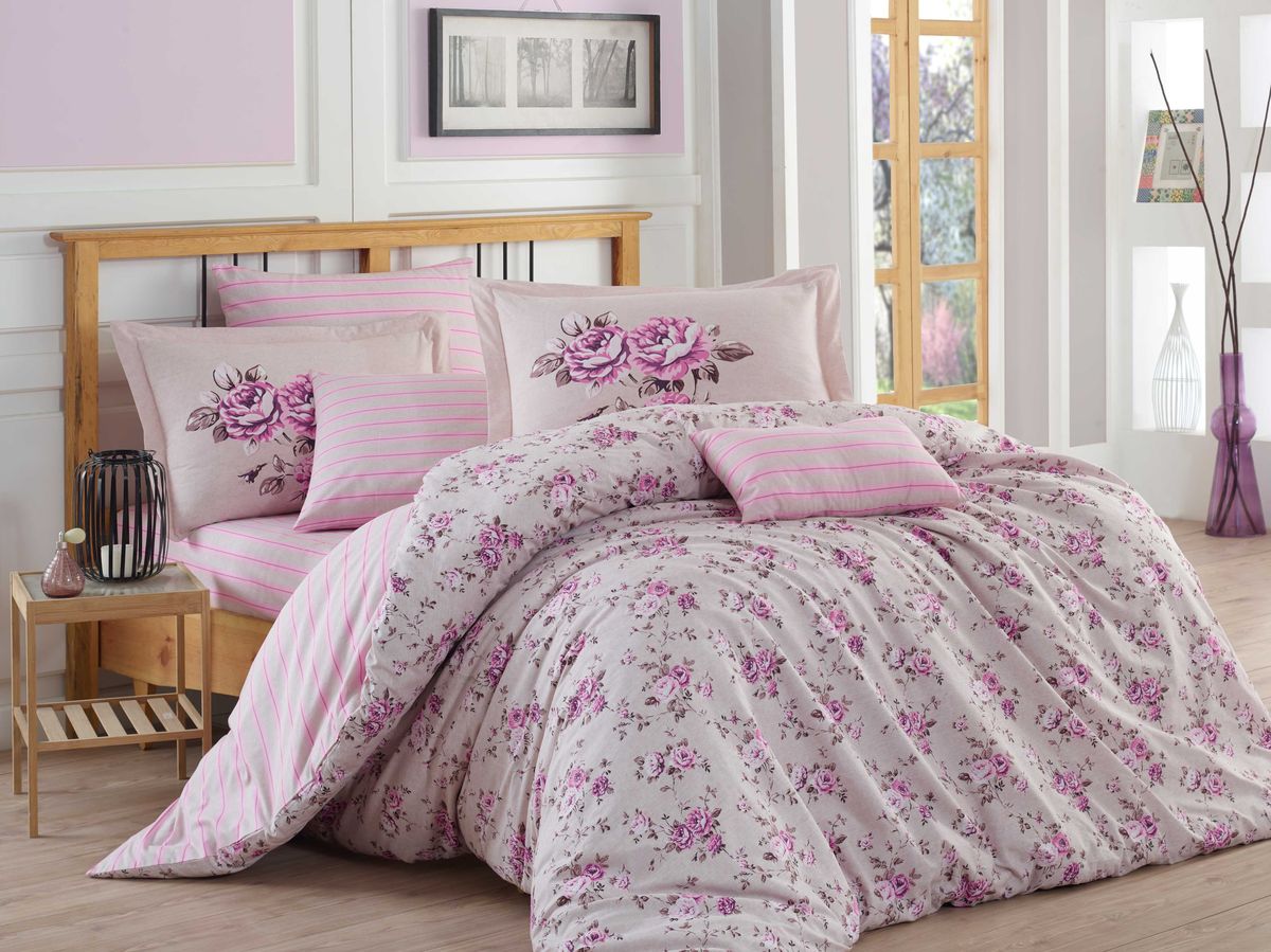 Комплект белья Hobby Home Collection Flora, 1,5-спальный, наволочки 50x70, 70x70, цвет: лиловый1501001089 Комплект белья Hobby Home Collection Flora, 1,5-спальный, наволочки 50x70, 70x70, цвет: лиловый1501001089Комплект белья Hobby Home Collection состоит из простыни, пододеяльника и 2 наволочек. Белье выполнено из поплина - это ткань из 100% натурального хлопка. По легенде этот материал впервые произвели во французской резиденции Папы Римского, городе Авиньон. За это ткань назвали поплином, что означает папский. По своим характеристикам она напоминает бязь, однако, на ощупь гораздо более мягкая и гладкая. Прекрасные потребительские качества обеспечили поплину популярность у розничного покупателя: ткань не выцветает и не мнется, ее можно не гладить вообще; не линяет и не деформируется при стирке до сорока градусов; на сто процентов состоит из натуральных хлопковых волокон.