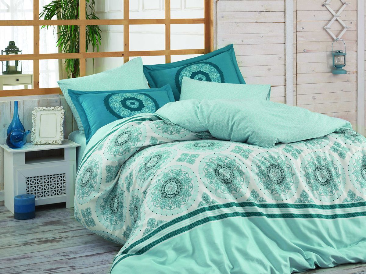 Комплект белья Hobby Home Collection Silvana, 1,5-спальный, наволочка 50х70, цвет: синий1501001098 Комплект белья Hobby Home Collection Silvana, 1,5-спальный, наволочка 50х70, цвет: синий1501001098Комплект постельного белья Hobby Home Collection изготовлен из высококачественного поплина. Поплин - это ткань, изготавливаемая традиционным полотняным плетением из 100% хлопка, но из нитей разного калибра, за счет чего полотно получается с легким рубчиковым рельефом. По многим характеристикам ткань похожа на бязь, но на ощупь гораздо приятнее — более гладкая и мягкая. Поплин обладает лучшими свойствами ткани для постельного белья. Он плотный и в то же время мягкий на ощупь, износостойкий, немнущийся, гигроскопичный и неприхотливый в уходе, а после стирки практически не нуждается в глажке. Поплин обладает множеством преимуществ: - белье из него плотное, прочное и износостойкое; - не выцветает и не сминается; - не линяет и не деформируется (при стирке до 40°С); - натуральный хлопок в составе обеспечивает абсолютную гигиеничность постельного белья; - поплин хорошо вентилируется и впитывает влагу, отводя ее излишки от тела. По легенде этот...