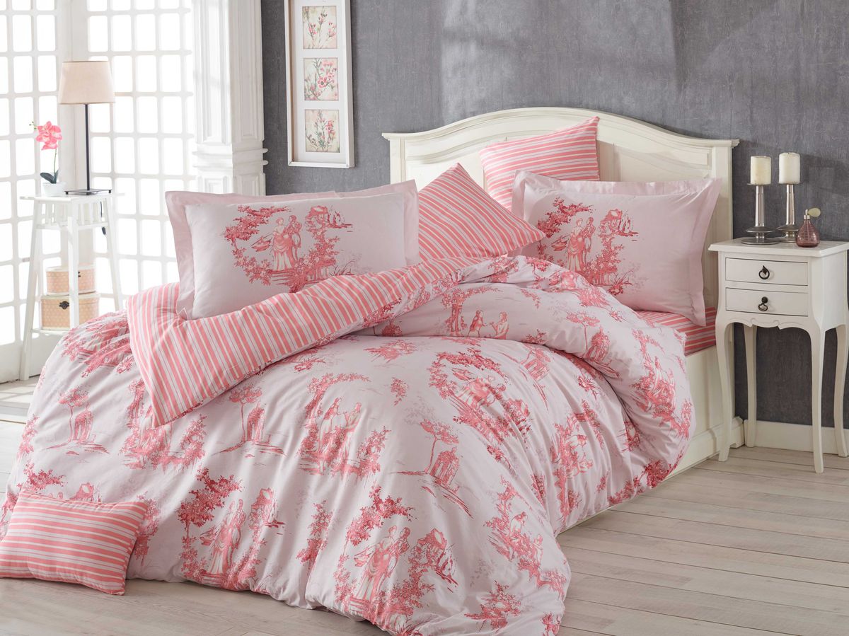 Комплект белья Hobby Home Collection Vanessa, 1,5-спальный, наволочка 50х70, цвет: розовый1501001099 Комплект белья Hobby Home Collection Vanessa, 1,5-спальный, наволочка 50х70, цвет: розовый1501001099Комплект постельного белья Hobby Home Collection изготовлен из высококачественного поплина. Поплин - это ткань, изготавливаемая традиционным полотняным плетением из 100% хлопка, но из нитей разного калибра, за счет чего полотно получается с легким рубчиковым рельефом. По многим характеристикам ткань похожа на бязь, но на ощупь гораздо приятнее — более гладкая и мягкая. Поплин обладает лучшими свойствами ткани для постельного белья. Он плотный и в то же время мягкий на ощупь, износостойкий, немнущийся, гигроскопичный и неприхотливый в уходе, а после стирки практически не нуждается в глажке. Поплин обладает множеством преимуществ: - белье из него плотное, прочное и износостойкое; - не выцветает и не сминается; - не линяет и не деформируется (при стирке до 40°С); - натуральный хлопок в составе обеспечивает абсолютную гигиеничность постельного белья; - поплин хорошо вентилируется и впитывает влагу, отводя ее излишки от тела. По легенде этот...