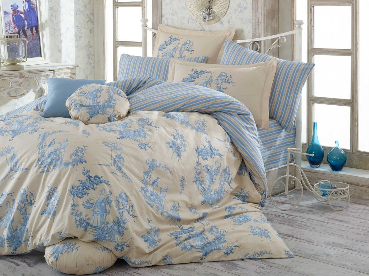 Комплект белья Hobby Home Collection Vanessa, 1,5-спальный, наволочка 50х70, цвет: синий1501001100 Комплект белья Hobby Home Collection Vanessa, 1,5-спальный, наволочка 50х70, цвет: синий1501001100Комплект постельного белья Hobby Home Collection изготовлен из высококачественного поплина. Поплин - это ткань, изготавливаемая традиционным полотняным плетением из 100% хлопка, но из нитей разного калибра, за счет чего полотно получается с легким рубчиковым рельефом. По многим характеристикам ткань похожа на бязь, но на ощупь гораздо приятнее — более гладкая и мягкая. Поплин обладает лучшими свойствами ткани для постельного белья. Он плотный и в то же время мягкий на ощупь, износостойкий, немнущийся, гигроскопичный и неприхотливый в уходе, а после стирки практически не нуждается в глажке. Поплин обладает множеством преимуществ: - белье из него плотное, прочное и износостойкое; - не выцветает и не сминается; - не линяет и не деформируется (при стирке до 40°С); - натуральный хлопок в составе обеспечивает абсолютную гигиеничность постельного белья; - поплин хорошо вентилируется и впитывает влагу, отводя ее излишки от тела. По легенде этот...