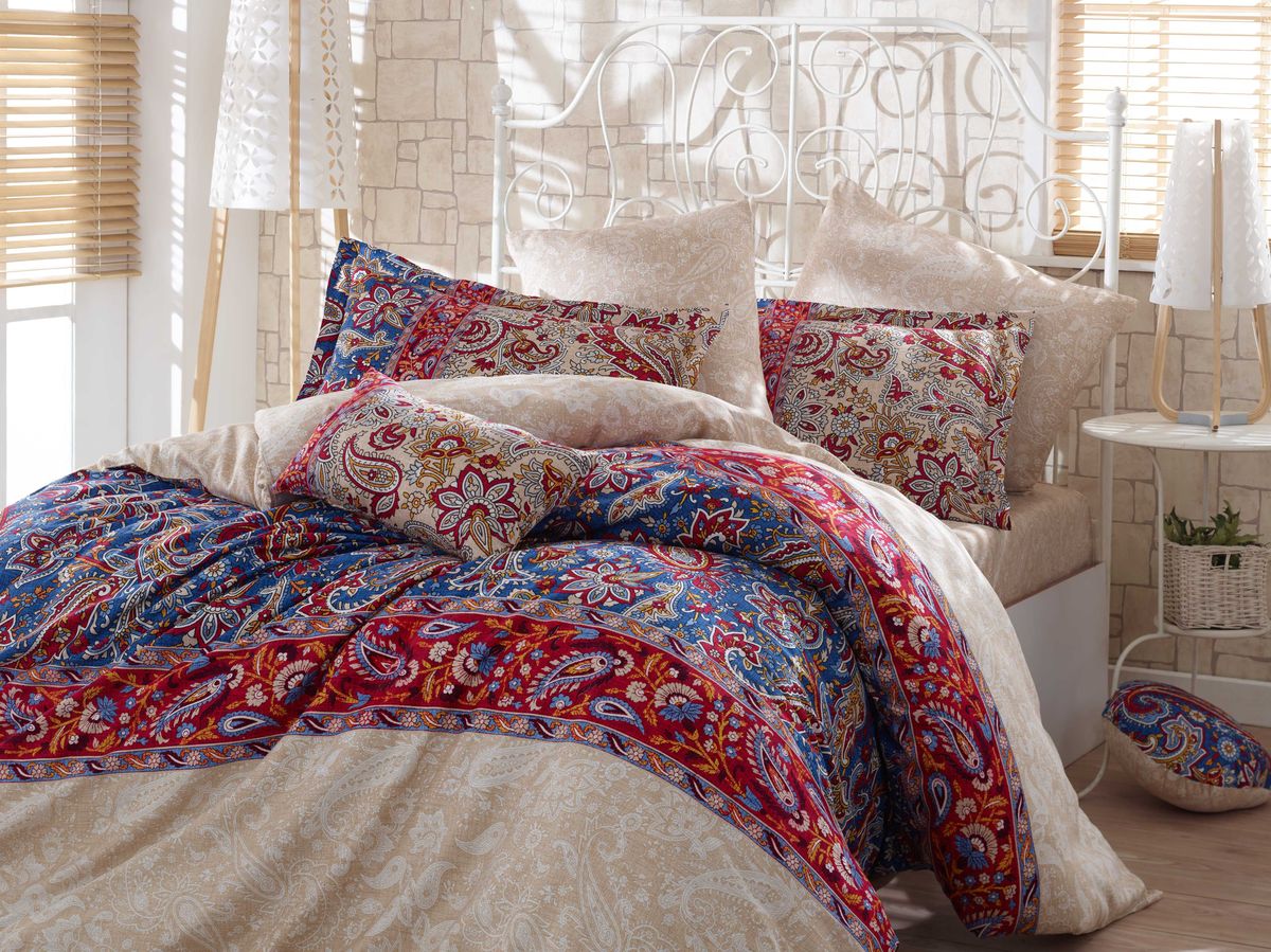 Комплект белья Hobby Home Collection Caterina, евро, наволочки 50x70, 70x70, цвет: красный1501001137 Комплект белья Hobby Home Collection Caterina, евро, наволочки 50x70, 70x70, цвет: красный1501001137Комплект белья Hobby Home Collection состоит из простыни, пододеяльника и 4 наволочек. Белье выполнено из сатина. Это блестящая и плотная ткань из 100% натурального хлопка высокого качества, изготовленная путем сложного переплетения нескольких видов нитей. Сатиновое переплетение придает тканям повышенное сопротивление к истиранию. Красивый, изысканный внешний вид, мягкость и нежность ткани позволяет сравнивать сатин с шелком. А по прочности и долговечности сатину вообще нет равных, белье из этой благородной ткани выдерживает более 200 стирок, сохраняя при этом безупречный внешний вид. Помимо своих внешних качеств, ткань отличается хорошей способностью пропускать воздух и прекрасно впитывать влагу, благодаря чему оно подойдет людям, которые не переносят синтетическую ткань и прочие материалы, смешанные с синтетикой. Белье практически не мнется и легко стирается.