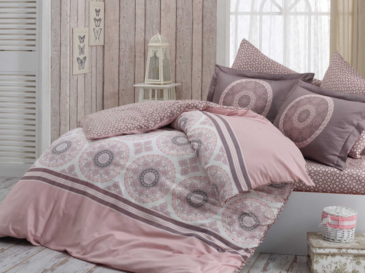 Комплект белья Hobby Home Collection Silvana, семейный, наволочки 50x70, 70x70, цвет: розовый1501001158 Комплект белья Hobby Home Collection Silvana, семейный, наволочки 50x70, 70x70, цвет: розовый1501001158Комплект постельного белья Hobby Home Collection изготовлен из высококачественного сатина (100% натурального хлопка путем сложного переплетения нескольких видов нитей). Ткань отличается хорошей способностью пропускать воздух и прекрасно впитывать влагу, благодаря чему подойдет людям, которые не переносят синтетическую ткань и прочие материалы, смешанные с синтетикой. Белье практически не мнется. Достоинства сатина: - он невероятно приятен на ощупь — гладкий, мягкий, нежный и необычайно плотный; - внешне, своим легким блеском, он напоминает дорогостоящий шелк, но по цене значительно ниже; - несмотря на мягкость, сатин прочен и долговечен благодаря особому переплетению нитей (по долговечности сатину нет равных); - ткань из натуральных хлопковых нитей обеспечивает абсолютную гигиеничность и гипоаллергенность; - применение современных технологий при нанесении принта гарантирует высокую цветоустойчивость и возможность создавать разнообразный дизайн....
