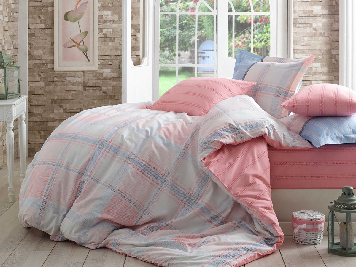 Комплект белья Hobby Home Collection Carmela, 2-спальный, наволочки 70x70, цвет: розовый1607000016 Комплект белья Hobby Home Collection Carmela, 2-спальный, наволочки 70x70, цвет: розовый1607000016Комплект белья Hobby Home Collection состоит из простыни, пододеяльника и 4 наволочек. Белье выполнено из поплина - это ткань из 100% натурального хлопка. По легенде этот материал впервые произвели во французской резиденции Папы Римского, городе Авиньон. За это ткань назвали поплином, что означает папский. По своим характеристикам она напоминает бязь, однако, на ощупь гораздо более мягкая и гладкая. Прекрасные потребительские качества обеспечили поплину популярность у розничного покупателя: ткань не выцветает и не мнется, ее можно не гладить вообще; не линяет и не деформируется при стирке до сорока градусов; на сто процентов состоит из натуральных хлопковых волокон.