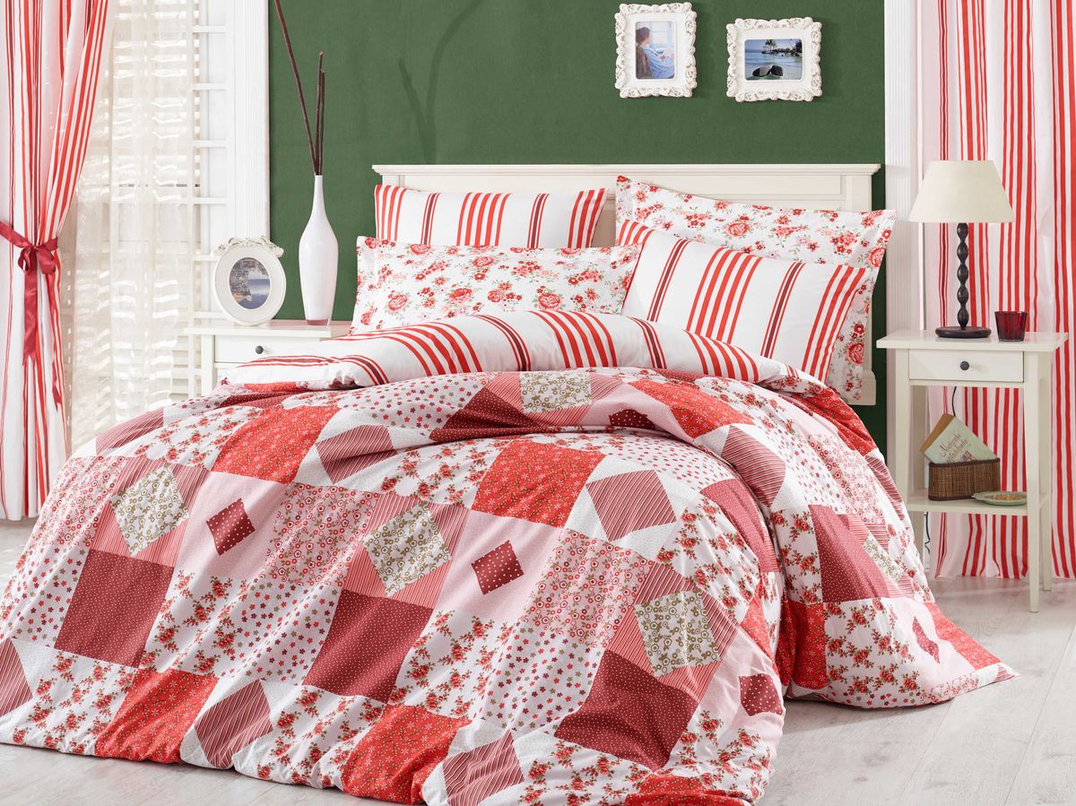Комплект белья Hobby Home Collection Clara, 2-спальный, наволочки 70x70, цвет: красный1607000017 Комплект белья Hobby Home Collection Clara, 2-спальный, наволочки 70x70, цвет: красный1607000017Комплект белья Hobby Home Collection состоит из простыни, пододеяльника и 4 наволочек. Белье выполнено из поплина - это ткань из 100% натурального хлопка. По легенде этот материал впервые произвели во французской резиденции Папы Римского, городе Авиньон. За это ткань назвали поплином, что означает папский. По своим характеристикам она напоминает бязь, однако, на ощупь гораздо более мягкая и гладкая. Прекрасные потребительские качества обеспечили поплину популярность у розничного покупателя: ткань не выцветает и не мнется, ее можно не гладить вообще; не линяет и не деформируется при стирке до сорока градусов; на сто процентов состоит из натуральных хлопковых волокон.