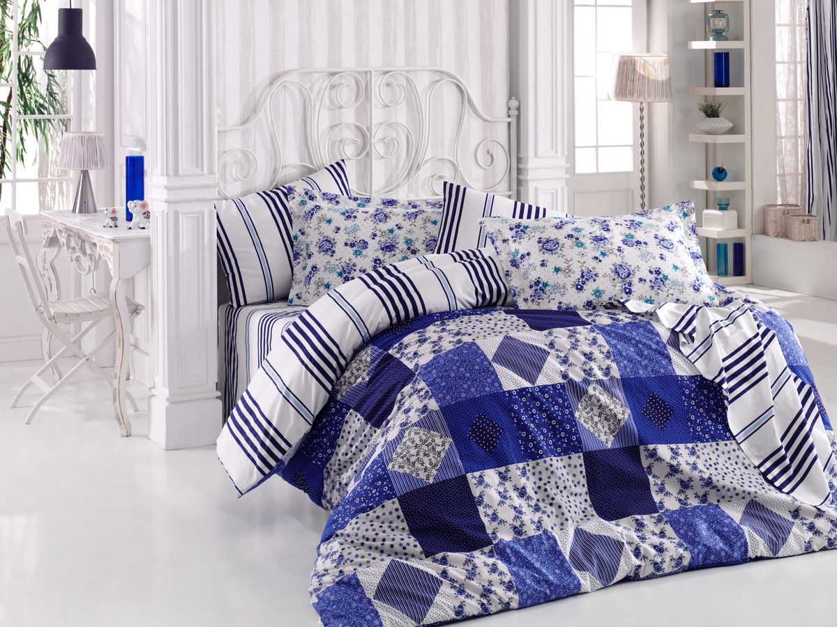 Комплект белья Hobby Home Collection Clara, 2-спальный, наволочки 70x70, цвет: синий1607000018 Комплект белья Hobby Home Collection Clara, 2-спальный, наволочки 70x70, цвет: синий1607000018Комплект белья Hobby Home Collection состоит из простыни, пододеяльника и 4 наволочек. Белье выполнено из поплина - это ткань из 100% натурального хлопка. По легенде этот материал впервые произвели во французской резиденции Папы Римского, городе Авиньон. За это ткань назвали поплином, что означает папский. По своим характеристикам она напоминает бязь, однако, на ощупь гораздо более мягкая и гладкая. Прекрасные потребительские качества обеспечили поплину популярность у розничного покупателя: ткань не выцветает и не мнется, ее можно не гладить вообще; не линяет и не деформируется при стирке до сорока градусов; на сто процентов состоит из натуральных хлопковых волокон.