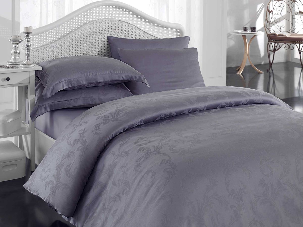Комплект белья Hobby Home Collection Diamond Flower, семейный, наволочки 50x70, 70x70, цвет: серый1607000032 Комплект белья Hobby Home Collection Diamond Flower, семейный, наволочки 50x70, 70x70, цвет: серый1607000032Комплект белья Hobby Home Collection состоит из простыни, 2 пододеяльников и 4 наволочек. Белье выполнено из бамбуковой пряжи - мягкого и легкого материала с приятным блеском. Хорошо пропускает влагу. По тонкости и белизне бамбук напоминает классическую вискозу, а также обладает высокой прочностью. К тому же в противовес другим натуральным тканям, он практически не меняется и не электризуется. Даже после пятидесяти стирок, ткань остается антибактериальной. Постельное белье из такой ткани идеально подходит для аллергиков и детей, поскольку не вызывает аллергии. Есть еще одно свойство бамбука - он полезен для кожи благодаря содержащимся в бамбуке аминокислотам.