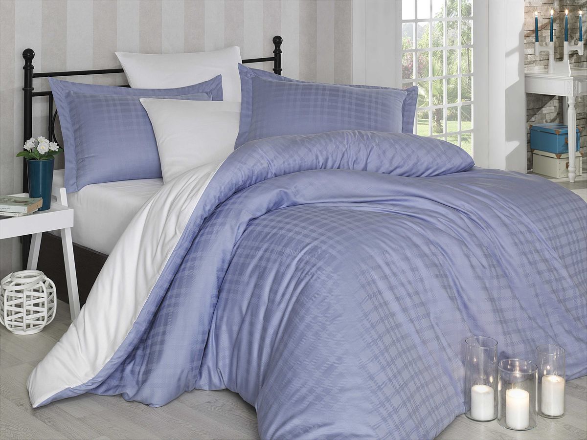 Комплект белья Hobby Home Collection Ekose, семейный, наволочки 50x70, 70x70, цвет: лиловый, бежевый1607000043 Комплект белья Hobby Home Collection Ekose, семейный, наволочки 50x70, 70x70, цвет: лиловый, бежевый1607000043Комплект белья Hobby Home Collection состоит из простыни, 2 пододеяльников и 4 наволочек. Белье выполнено из сатина. Это блестящая и плотная ткань из 100% натурального хлопка высокого качества, изготовленная путем сложного переплетения нескольких видов нитей. Сатиновое переплетение придает тканям повышенное сопротивление к истиранию. Красивый, изысканный внешний вид, мягкость и нежность ткани позволяет сравнивать сатин с шелком. А по прочности и долговечности сатину вообще нет равных, белье из этой благородной ткани выдерживает более 200 стирок, сохраняя при этом безупречный внешний вид. Помимо своих внешних качеств, ткань отличается хорошей способностью пропускать воздух и прекрасно впитывать влагу, благодаря чему оно подойдет людям, которые не переносят синтетическую ткань и прочие материалы, смешанные с синтетикой. Белье практически не мнется и легко стирается.