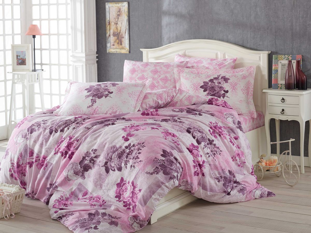 Комплект белья Hobby Home Collection Elvira, 2-спальный, наволочки 70x70, цвет: лиловый1607000046 Комплект белья Hobby Home Collection Elvira, 2-спальный, наволочки 70x70, цвет: лиловый1607000046Комплект белья Hobby Home Collection состоит из простыни, пододеяльника и 4 наволочек. Белье выполнено из поплина - это ткань из 100% натурального хлопка. По легенде этот материал впервые произвели во французской резиденции Папы Римского, городе Авиньон. За это ткань назвали поплином, что означает папский. По своим характеристикам она напоминает бязь, однако, на ощупь гораздо более мягкая и гладкая. Прекрасные потребительские качества обеспечили поплину популярность у розничного покупателя: ткань не выцветает и не мнется, ее можно не гладить вообще; не линяет и не деформируется при стирке до сорока градусов; на сто процентов состоит из натуральных хлопковых волокон.