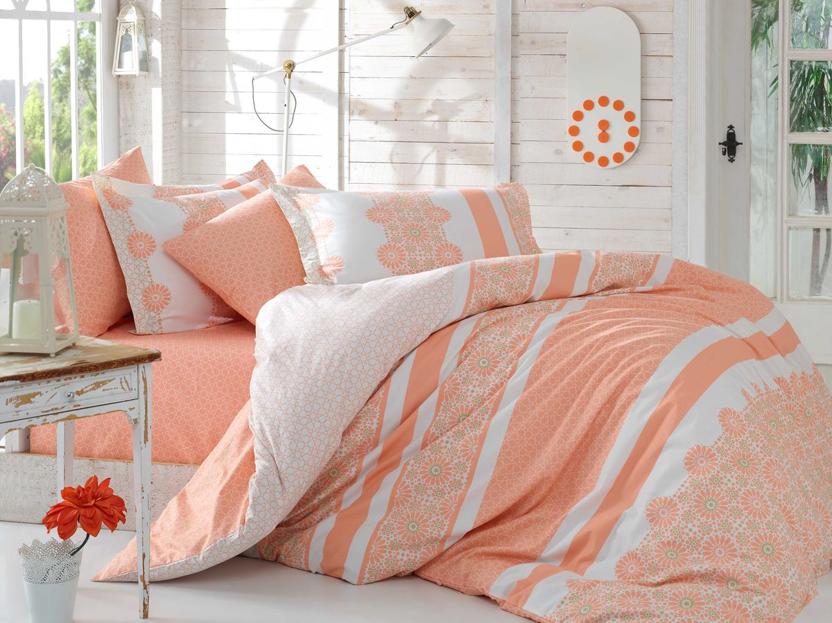 Комплект белья Hobby Home Collection Lisa, 2-спальный, наволочки 50х70, 70х70, цвет: персиковый1607000056 Комплект белья Hobby Home Collection Lisa, 2-спальный, наволочки 50х70, 70х70, цвет: персиковый1607000056Комплект постельного белья Hobby Home Collection изготовлен из высококачественного поплина. Поплин - это ткань, изготавливаемая традиционным полотняным плетением из 100% хлопка, но из нитей разного калибра, за счет чего полотно получается с легким рубчиковым рельефом. По многим характеристикам ткань похожа на бязь, но на ощупь гораздо приятнее — более гладкая и мягкая. Поплин обладает лучшими свойствами ткани для постельного белья. Он плотный и в то же время мягкий на ощупь, износостойкий, немнущийся, гигроскопичный и неприхотливый в уходе, а после стирки практически не нуждается в глажке. Поплин обладает множеством преимуществ: - белье из него плотное, прочное и износостойкое; - не выцветает и не сминается; - не линяет и не деформируется (при стирке до 40°С); - натуральный хлопок в составе обеспечивает абсолютную гигиеничность постельного белья; - поплин хорошо вентилируется и впитывает влагу, отводя ее излишки от тела. По легенде этот...