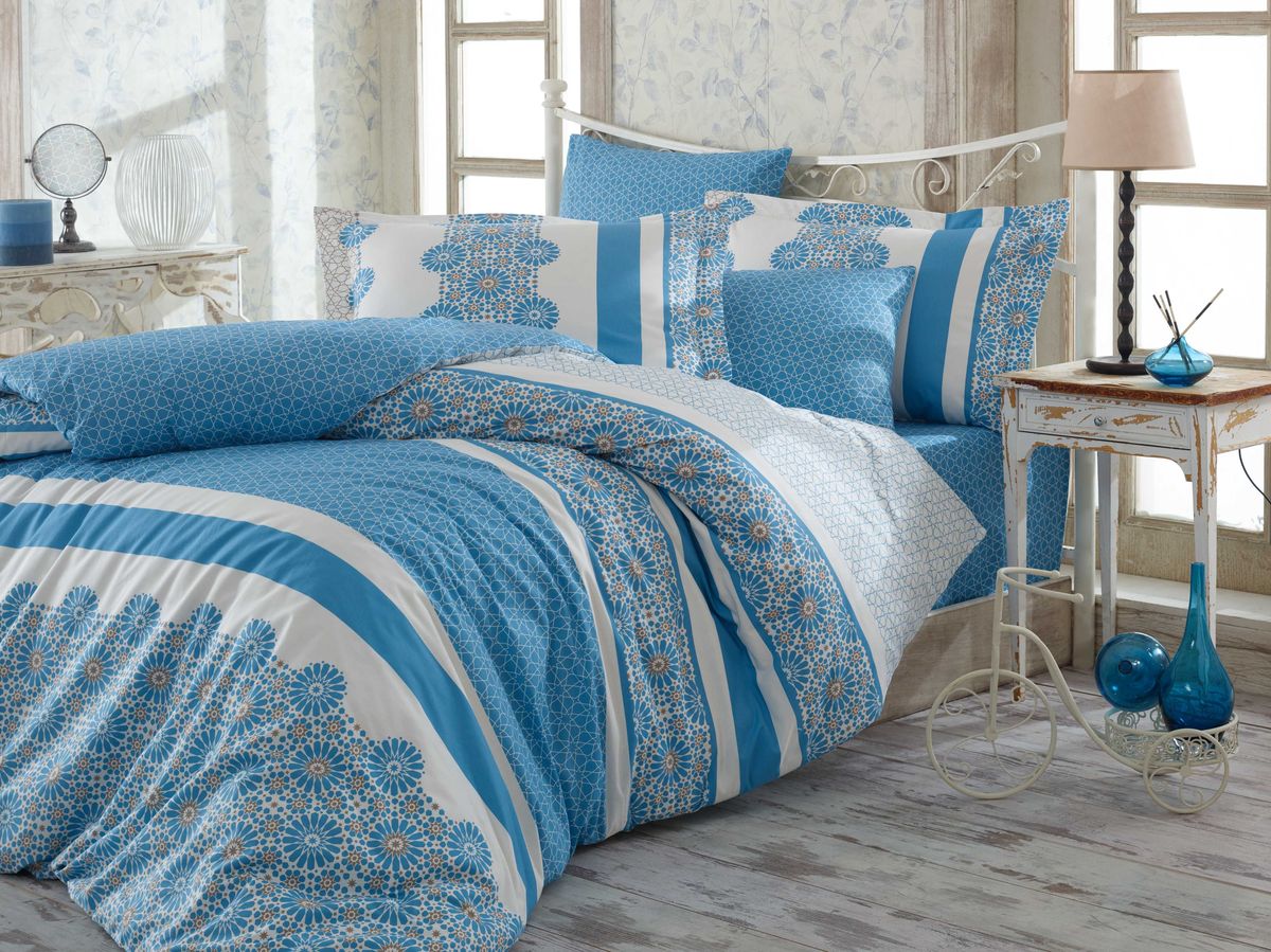 Комплект белья Hobby Home Collection Lisa, 2-спальный, наволочки 50х70, 70х70, цвет: синий1607000057 Комплект белья Hobby Home Collection Lisa, 2-спальный, наволочки 50х70, 70х70, цвет: синий1607000057Комплект постельного белья Hobby Home Collection изготовлен из высококачественного поплина. Поплин - это ткань, изготавливаемая традиционным полотняным плетением из 100% хлопка, но из нитей разного калибра, за счет чего полотно получается с легким рубчиковым рельефом. По многим характеристикам ткань похожа на бязь, но на ощупь гораздо приятнее — более гладкая и мягкая. Поплин обладает лучшими свойствами ткани для постельного белья. Он плотный и в то же время мягкий на ощупь, износостойкий, немнущийся, гигроскопичный и неприхотливый в уходе, а после стирки практически не нуждается в глажке. Поплин обладает множеством преимуществ: - белье из него плотное, прочное и износостойкое; - не выцветает и не сминается; - не линяет и не деформируется (при стирке до 40°С); - натуральный хлопок в составе обеспечивает абсолютную гигиеничность постельного белья; - поплин хорошо вентилируется и впитывает влагу, отводя ее излишки от тела. По легенде этот...