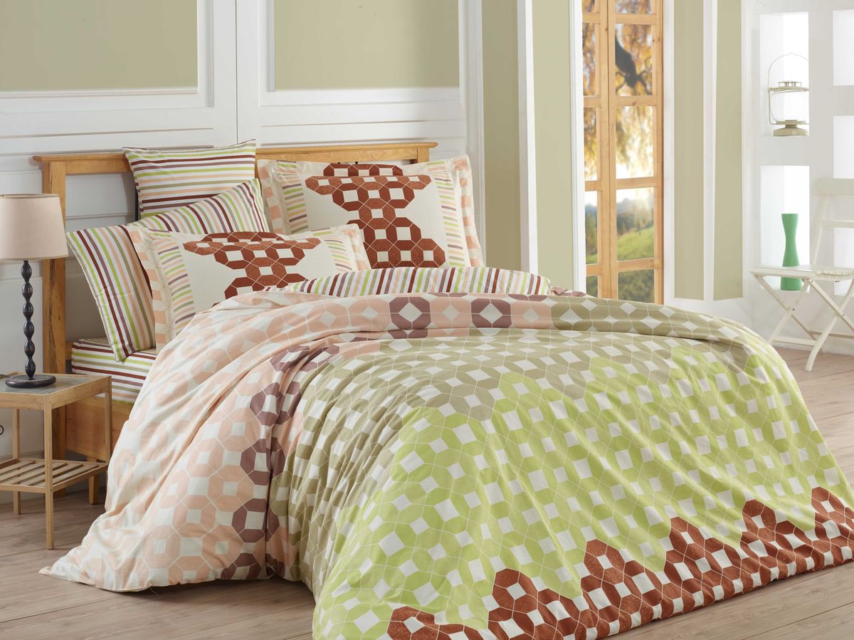 Комплект белья Hobby Home Collection Marsella, 2-спальный, наволочки 50х70, 70х70, цвет: коричневый1607000062 Комплект белья Hobby Home Collection Marsella, 2-спальный, наволочки 50х70, 70х70, цвет: коричневый1607000062Комплект постельного белья Hobby Home Collection изготовлен из высококачественного поплина. Поплин - это ткань, изготавливаемая традиционным полотняным плетением из 100% хлопка, но из нитей разного калибра, за счет чего полотно получается с легким рубчиковым рельефом. По многим характеристикам ткань похожа на бязь, но на ощупь гораздо приятнее — более гладкая и мягкая. Поплин обладает лучшими свойствами ткани для постельного белья. Он плотный и в то же время мягкий на ощупь, износостойкий, немнущийся, гигроскопичный и неприхотливый в уходе, а после стирки практически не нуждается в глажке. Поплин обладает множеством преимуществ: - белье из него плотное, прочное и износостойкое; - не выцветает и не сминается; - не линяет и не деформируется (при стирке до 40°С); - натуральный хлопок в составе обеспечивает абсолютную гигиеничность постельного белья; - поплин хорошо вентилируется и впитывает влагу, отводя ее излишки от тела. По легенде этот...