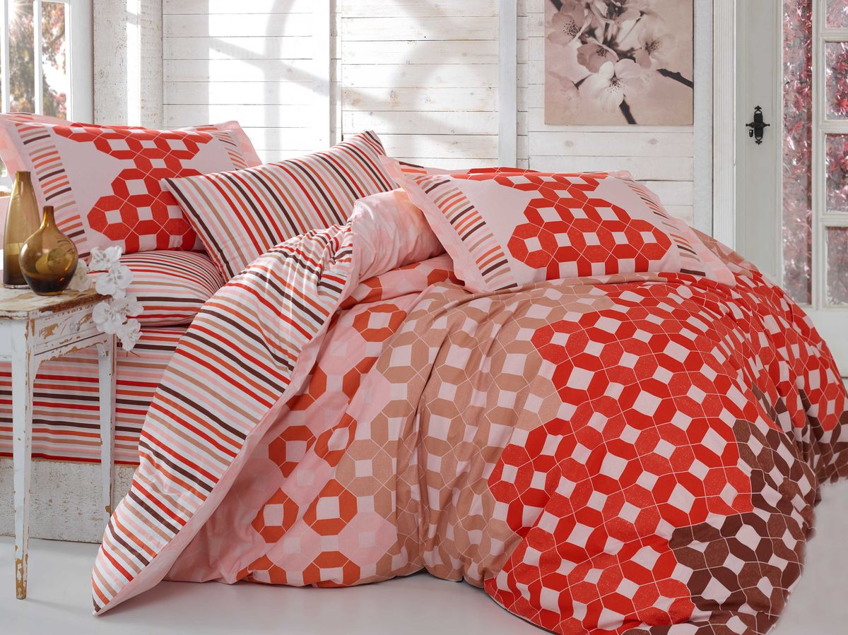 Комплект белья Hobby Home Collection Marsella, 2-спальный, наволочки 50х70, 70х70, цвет: красный1607000063 Комплект белья Hobby Home Collection Marsella, 2-спальный, наволочки 50х70, 70х70, цвет: красный1607000063Комплект постельного белья Hobby Home Collection изготовлен из высококачественного поплина. Поплин - это ткань, изготавливаемая традиционным полотняным плетением из 100% хлопка, но из нитей разного калибра, за счет чего полотно получается с легким рубчиковым рельефом. По многим характеристикам ткань похожа на бязь, но на ощупь гораздо приятнее — более гладкая и мягкая. Поплин обладает лучшими свойствами ткани для постельного белья. Он плотный и в то же время мягкий на ощупь, износостойкий, немнущийся, гигроскопичный и неприхотливый в уходе, а после стирки практически не нуждается в глажке. Поплин обладает множеством преимуществ: - белье из него плотное, прочное и износостойкое; - не выцветает и не сминается; - не линяет и не деформируется (при стирке до 40°С); - натуральный хлопок в составе обеспечивает абсолютную гигиеничность постельного белья; - поплин хорошо вентилируется и впитывает влагу, отводя ее излишки от тела. По легенде этот...