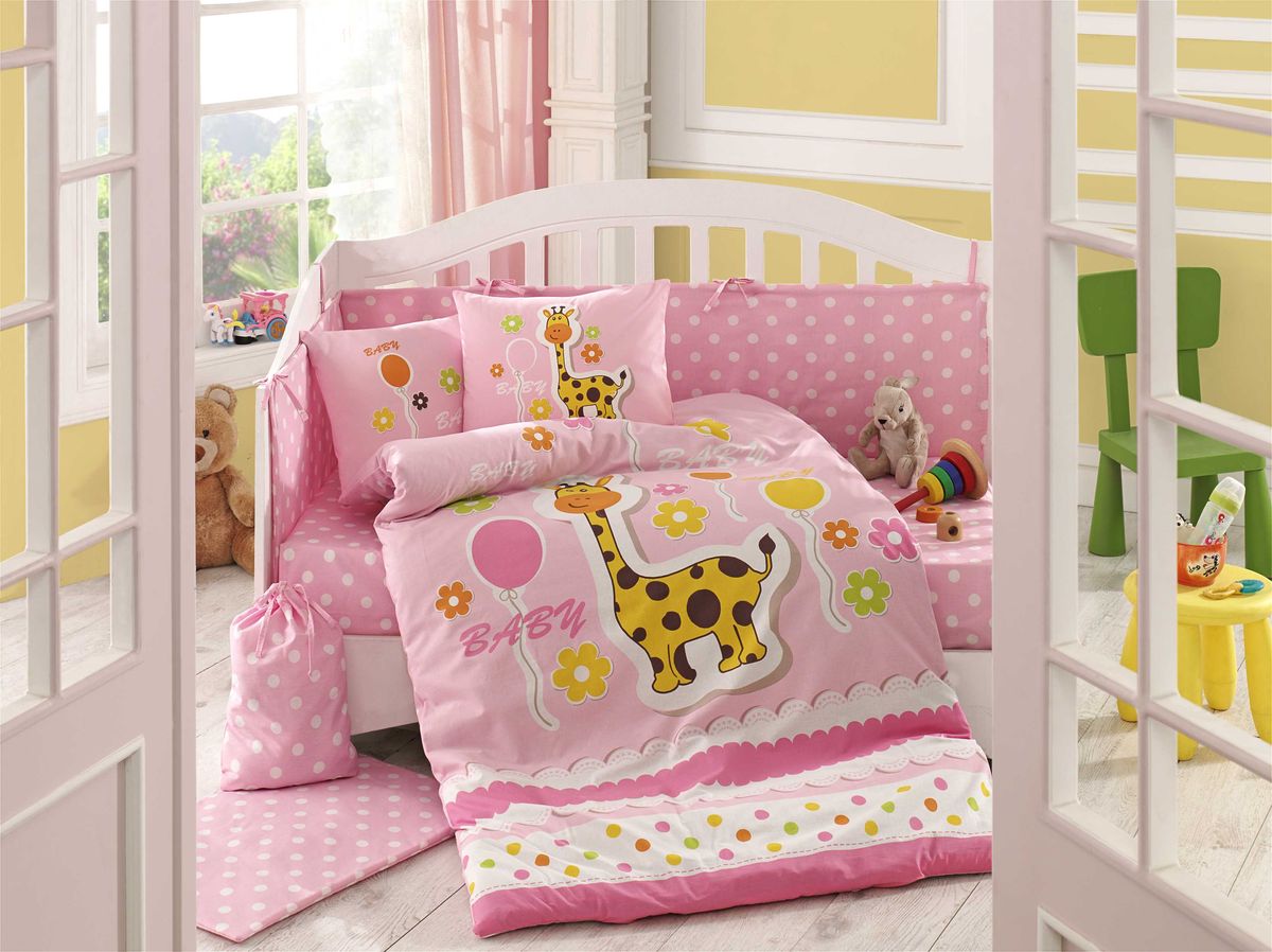 Комплект белья Hobby Home Collection Puffy, детский, наволочки 35x45, цвет: розовый1607000073 Комплект белья Hobby Home Collection Puffy, детский, наволочки 35x45, цвет: розовый1607000073Пододеяльник 1шт - 100x150 см. Простыня 1 шт - 100x150 см. Наволочка 2 шт - 35x45 см. Наволочка 1 шт - 40х60 см. По легенде этот материал впервые произвели во французской резиденции Папы Римского, городе Авиньон. За это ткань назвали поплином, что означает папский. По своим характеристикам она напоминает бязь, однако, на ощупь гораздо более мягкая и гладкая. Прекрасные потребительские качества обеспечили поплину популярность у розничного покупателя: ткань не выцветает и не мнется, ее можно не гладить вообще; не линяет и не деформируется при стирке до сорока градусов; на сто процентов состоит из натуральных хлопковых волокон;