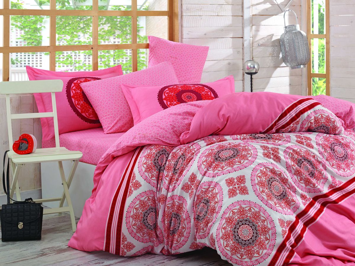 Комплект белья Hobby Home Collection Silvana, 2-спальный, наволочки 50х70, 70х70, цвет: коралловый1607000085 Комплект белья Hobby Home Collection Silvana, 2-спальный, наволочки 50х70, 70х70, цвет: коралловый1607000085Комплект постельного белья Hobby Home Collection изготовлен из высококачественного поплина. Поплин - это ткань, изготавливаемая традиционным полотняным плетением из 100% хлопка, но из нитей разного калибра, за счет чего полотно получается с легким рубчиковым рельефом. По многим характеристикам ткань похожа на бязь, но на ощупь гораздо приятнее — более гладкая и мягкая. Поплин обладает лучшими свойствами ткани для постельного белья. Он плотный и в то же время мягкий на ощупь, износостойкий, немнущийся, гигроскопичный и неприхотливый в уходе, а после стирки практически не нуждается в глажке. Поплин обладает множеством преимуществ: - белье из него плотное, прочное и износостойкое; - не выцветает и не сминается; - не линяет и не деформируется (при стирке до 40°С); - натуральный хлопок в составе обеспечивает абсолютную гигиеничность постельного белья; - поплин хорошо вентилируется и впитывает влагу, отводя ее излишки от тела. По легенде этот...