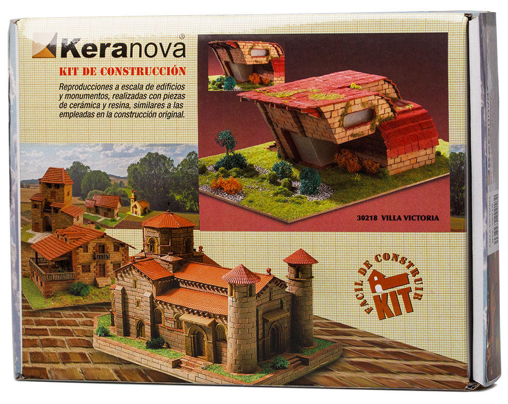 Keranova Конструктор Вилла Виктория30218 Keranova Конструктор Вилла Виктория30218Наборы для строительства Keranova позволяют почувствовать себя создателем архитектурных сооружений в полной мере. Средневековые замки и домики, башни, мельницы, береговые маяки – вы можете построить сами и украсить миниатюру по своему желанию. Некоторые модели выполнены в стандартном масштабе и являются точной копией оригинала. В ассортименте представлены модели с разным уровнем сложности. высокое качество натуральных материалов, достоверность моделей, а также возможность создания миниатюры по своему проекту создают уникальную возможность для реализации творческого начала вне зависимости от возраста и опыта. В состав набора входит: - каркас модели из бумаги, - основа для миниатюры из фанеры, - набор кирпичиков и черепицы из глины разного размера и разной фактуры (8 температурных режимов обжига кирпичиков), - имитация грунта (песок), имитация растительности (исландский мох – материал устойчивый к естественному разрушению), - имитация украшений фасадов и...