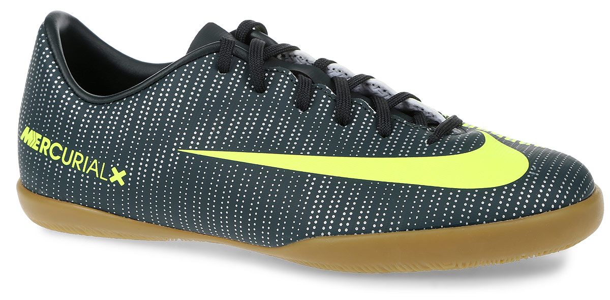 Бутсы детские Nike Jr Mercurialx Vapor Xl, цвет: темно-серый, серый, лимонный. Размер 3,5 (34,5)852488-376 Бутсы детские Nike Jr Mercurialx Vapor Xl, цвет: темно-серый, серый, лимонный. Размер 3,5 (34,5)852488-376Детские бутсы Nike Jr Mercurialx Vapor Xl подходят для футболистов-любителей подросткового возраста и предназначаются для игры в зале. Для верха производитель использовал синтетический материал Teijin. Материал достаточно тонкий, но обладает высокой прочностью и эластичностью, обеспечивая комфортную посадку. Внутренняя подкладка не дает стопе скользить внутри обуви. Поверхность бутс рельефная для лучшего ощущения мяча. Симметричная шнуровка позволяет быстро и легко регулировать посадку. Для стельки использован мягкий вспененный материал, а сверху она имеет тканевую накладку. Подошва из прессованного нейлона обеспечивает высокую маневренность и максимальный уровень ускорения.
