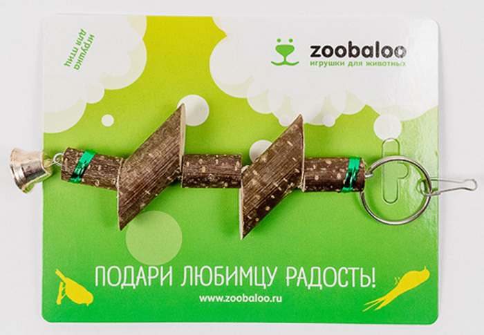 Игрушка для птиц Zoobaloo Деревянные бруски на цепи532 Игрушка для птиц Zoobaloo Деревянные бруски на цепи532Игрушка Zoobaloo Деревянные бруски на цепи - отличный аксессуар для поддержания активности ваших пернатых друзей. Не содержит искусственных окрашивающих веществ. Представлена деревянными брусочками из орешника, оборудована маленьким колокольчиком и металлическим карабином для подвешивания к клетке. Чтобы обезопасить лапки пернатых любимцев, брусочки соединены цепочкой.