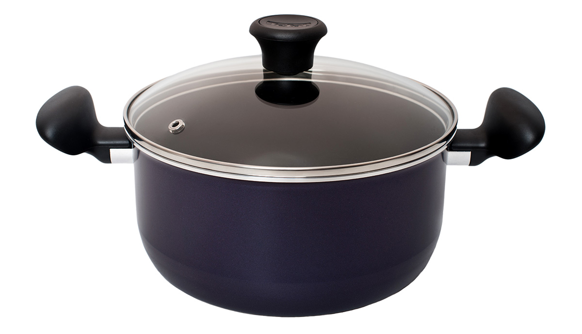 Кастрюля Tefal Tendance Black Current с крышкой, с антипригарным покрытием, 3,5 л4033322 Кастрюля Tefal Tendance Black Current с крышкой, с антипригарным покрытием, 3,5 л4033322Кастрюля Tefal Tendance Black Current изготовлена из штампованного алюминия с антипригарным покрытием Intensy, которое предотвращает пригорание пищи и обеспечивает легкую чистку. Покрытие не содержит перфтороктановую кислоту, свинца и кадмия, абсолютно безопасно для здоровья. Контроль температуры приготовления - это ключ к отличным результатам на кухне. Когда сковорода недостаточно нагрета для начала готовки, процесс приготовления становится дольше, и время приготовления увеличивается. Возникает риск, что продукт отдаст свои соки раньше времени и в результате станет сухим. При слишком низкой температуре цвет продукта теряет насыщенность, а текстура - упругость. В результате блюдо получится пресным и невыразительным на вкус. Используйте индикатор температурного нагрева Tefal Thermo-spot для того, чтобы ваши блюда всегда были превосходными на вкус! Если индикатор стал равномерно красным, то пора начинать готовить. Ручки...