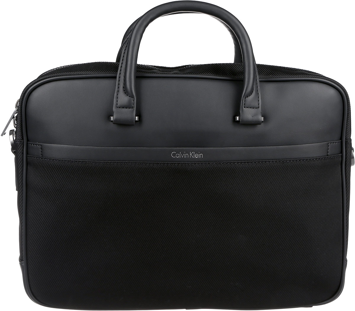 Сумка мужская Calvin Klein Jeans, цвет: черный. K50K502412_0010K50K502412_0010 Сумка мужская Calvin Klein Jeans, цвет: черный. K50K502412_0010K50K502412_0010Стильная мужская сумка Calvin Klein Jeans выполнена из полиуретана и текстиля. Изделие имеет одно отделение, которое закрывается на застежку-молнию. Внутри сумки расположен прорезной карман на застежке-молнии, нашивной карман на кнопке, мягкий карман для планшета или небольшого ноутбука с хлястиком на липучке и кольцо на ремешке для ключей. Снаружи, на передней стенке находится нашивной карман на магнитной кнопке, на задней стенке - дополнительный открытый нашивной карман. Сумка оснащена двумя удобными ручками. В комплект входит съемный наплечный ремень, который регулируется по длине. Стильная сумка идеально подчеркнет ваш неповторимый стиль.