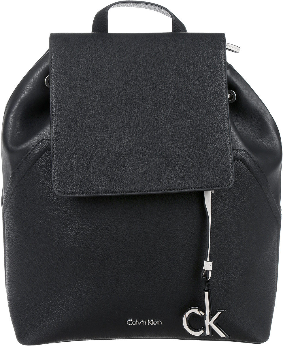 Рюкзак женский Calvin Klein Jeans, цвет: черный. K60K602392_9100K60K602392_9100 Рюкзак женский Calvin Klein Jeans, цвет: черный. K60K602392_9100K60K602392_9100Модный женский рюкзак Calvin Klein Jeans выполнен из полиуретана и текстиля. Изделие имеет одно основное отделение, которое закрывается на затягивающийся шнурок и дополнительно на клапан с защелкой. Внутри расположены два накладных открытых кармана и прорезной карман на застежке-молнии. Рюкзак оснащен текстильными регулируемыми лямками и удобной ручкой для переноски в руках. Модель украшена фирменным брелоком.