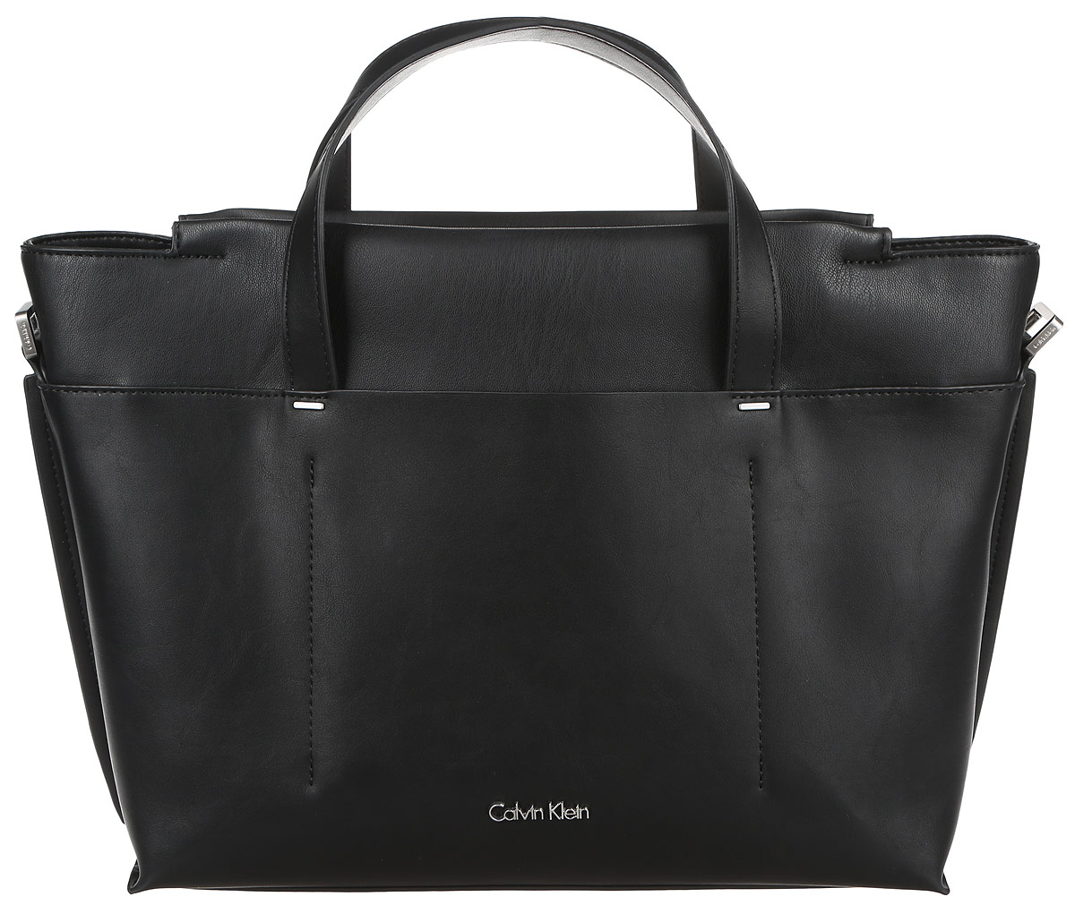 Сумка женская Calvin Klein Jeans, цвет: черный. K60K602400_9100K60K602400_9100 Сумка женская Calvin Klein Jeans, цвет: черный. K60K602400_9100K60K602400_9100Стильная женская сумка Calvin Klein Jeans выполнена из полиуретана. Изделие имеет одно отделение, закрывающееся на застежку-молнию. Внутри находятся два накладных открытых кармана и прорезной карман на застежке-молнии. Снаружи, на передней и задней стенках расположены нашивные открытые карманы. Сумка оснащена двумя удобными ручками. В комплект входит съемный регулируемый плечевой ремень. Основание изделия защищено от повреждений металлическими ножками. Стильная сумка идеально подчеркнет ваш неповторимый стиль.