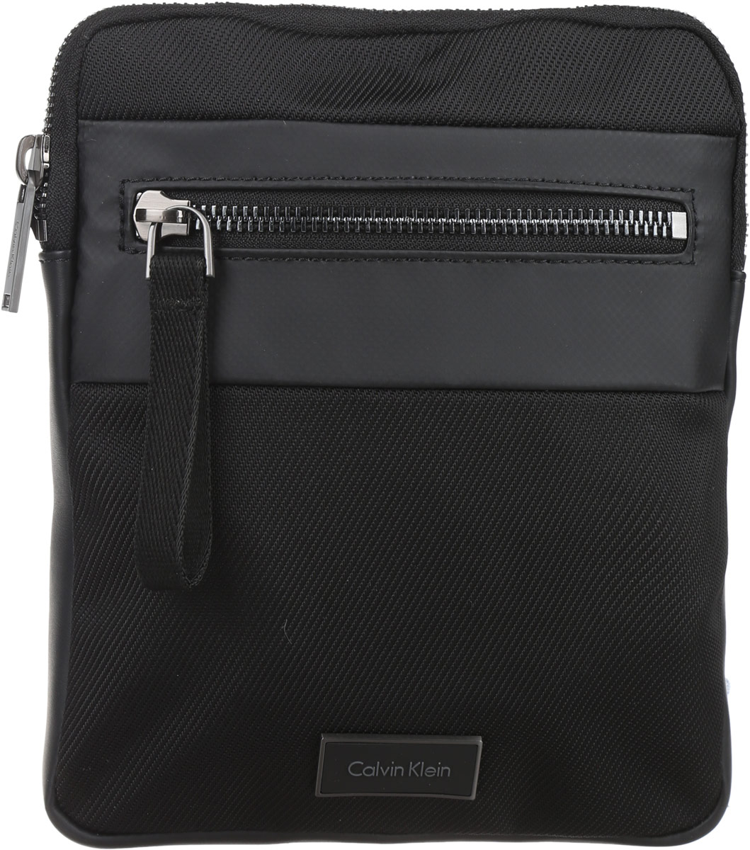 Сумка мужская Calvin Klein Jeans, цвет: черный. K50K502300_0010K50K502300_0010 Сумка мужская Calvin Klein Jeans, цвет: черный. K50K502300_0010K50K502300_0010Стильная мужская сумка Calvin Klein Jeans выполнена из полиуретана, полиамида и полиэстера. Изделие имеет одно отделение, которое закрывается на застежку-молнию. Внутри сумки расположен мягкий карман для планшета. Снаружи, на передней стенке находится прорезной карман на застежке-молнии. Сумка оснащена текстильным плечевым ремнем, который регулируется по длине. Стильная сумка идеально подчеркнет ваш неповторимый стиль.