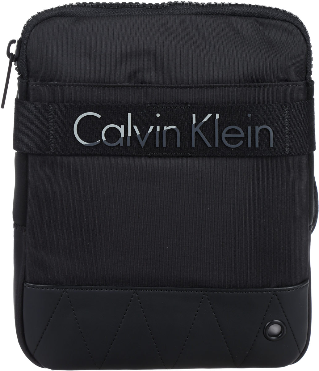 Сумка мужская Calvin Klein Jeans, цвет: черный. K50K502291_0010K50K502291_0010Стильная мужская сумка Calvin Klein Jeans выполнена из полиуретана, полиамида и полиэстера. Изделие имеет одно отделение, которое закрывается на застежку-молнию. Внутри находится накладной открытый карман. Снаружи, на передней стенке расположен нашивной карман на липучке. Задняя часть сумки дополнена мягкой сетчатой вставкой, которая обеспечивает комфорт при носке. Сумка оснащена текстильным плечевым ремнем, который регулируется по длине. Стильная сумка идеально подчеркнет ваш неповторимый стиль.