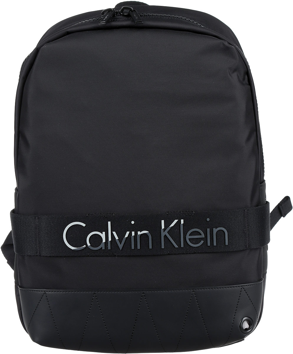 Рюкзак мужской Calvin Klein Jeans, цвет: черный. K50K502293_0010K50K502293_0010 Рюкзак мужской Calvin Klein Jeans, цвет: черный. K50K502293_0010K50K502293_0010Стильный мужской рюкзак Calvin Klein Jeans выполнен из полиуретана, полиамида и полиэстера. Изделие имеет одно основное отделение, которое закрывается на застежку-молнию. Внутри изделия расположены мягкие карманы для планшета и ноутбука, закрывающиеся на хлястик с липучкой, мягкий карман для телефона или плеера, два накладных открытых кармана и прорезной карман на застежке-молнии. Сверху имеется отверстие для наушников. Мягкая спинка из сетчатого материала обеспечивает комфорт при носке. Рюкзак оснащен широкими лямками регулируемой длины и ручкой для переноски в руке.