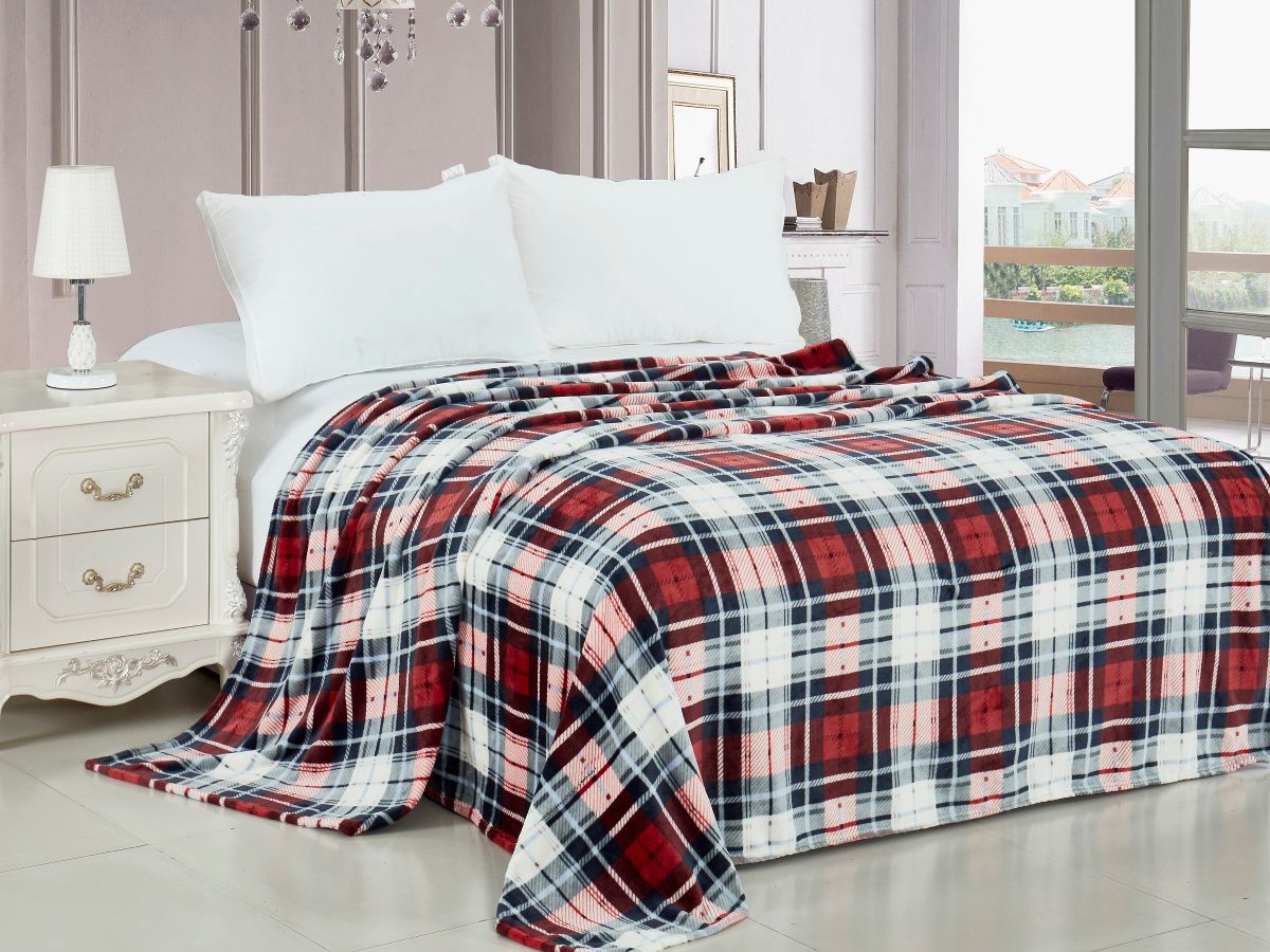 Плед Cleo Красная клетка, 150 х 200 см150/058-pf Плед Cleo Красная клетка, 150 х 200 см150/058-pfКоллекция пледов Cleo – модное решение вашего интерьера! Пледы сделаны из инновационного материала – микрофибры. Микрофибра (микроволокно) - прорыв в синтетической промышленности. Это очень тонкие волокна, тоньше человеческого волоса. Благодаря свой структуре, микрофибра имеет ряд преимуществ: - отличные впитывающие свойства и способность пропускать воздух, под пледами будет комфортно и зимой и летом; - при дальнейшем уходе краски не выцветают и не линяют; - пледами можно укрываться и не бояться, что на вашей одежде останутся следы ворса; - пледы прослужат невероятно долго. Коллекция пледов Cleo – для самого требовательного покупателя, разнообразие стилей и нежность и комфорт вашей семьи в любое время года!