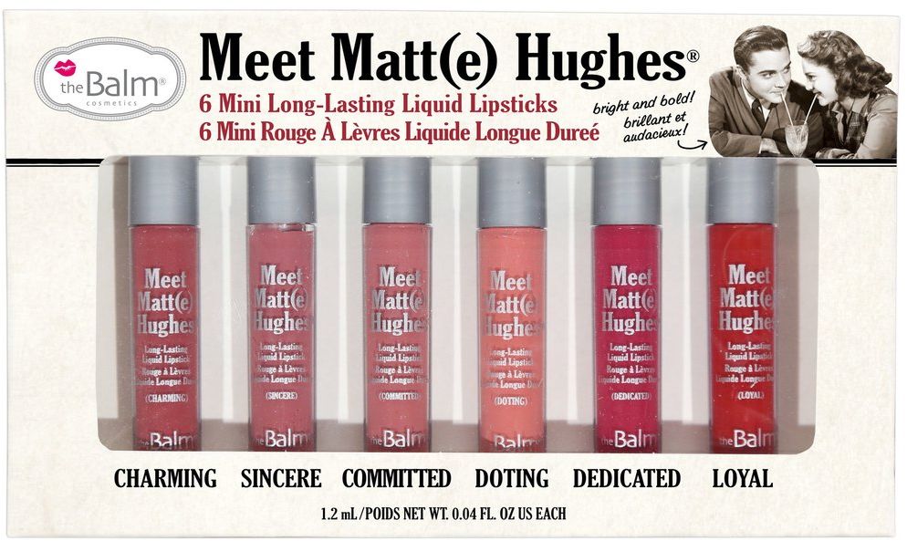 theBalm Meet Matt(e) Hughes Набор из 6 оттенков жидких матовых помад, 1,2 мл807503 theBalm Meet Matt(e) Hughes Набор из 6 оттенков жидких матовых помад, 1,2 мл807503Набор из стойких мини-помад от theBalm состоит из шести самых популярных матовых оттенков Meet Matte Hughes: Sincere, Doting, Committed, Charming, Dedicated, Loyal - идеальная палитра от оттенка нюд до насыщенного красного. Кремовая текстура помады с приятным ароматом быстро высыхает на губах и приобретает абсолютную матовость, в то же время не пересушивая кожу губ. Для получения своего уникального оттенка можно смешивать несколько цветов.