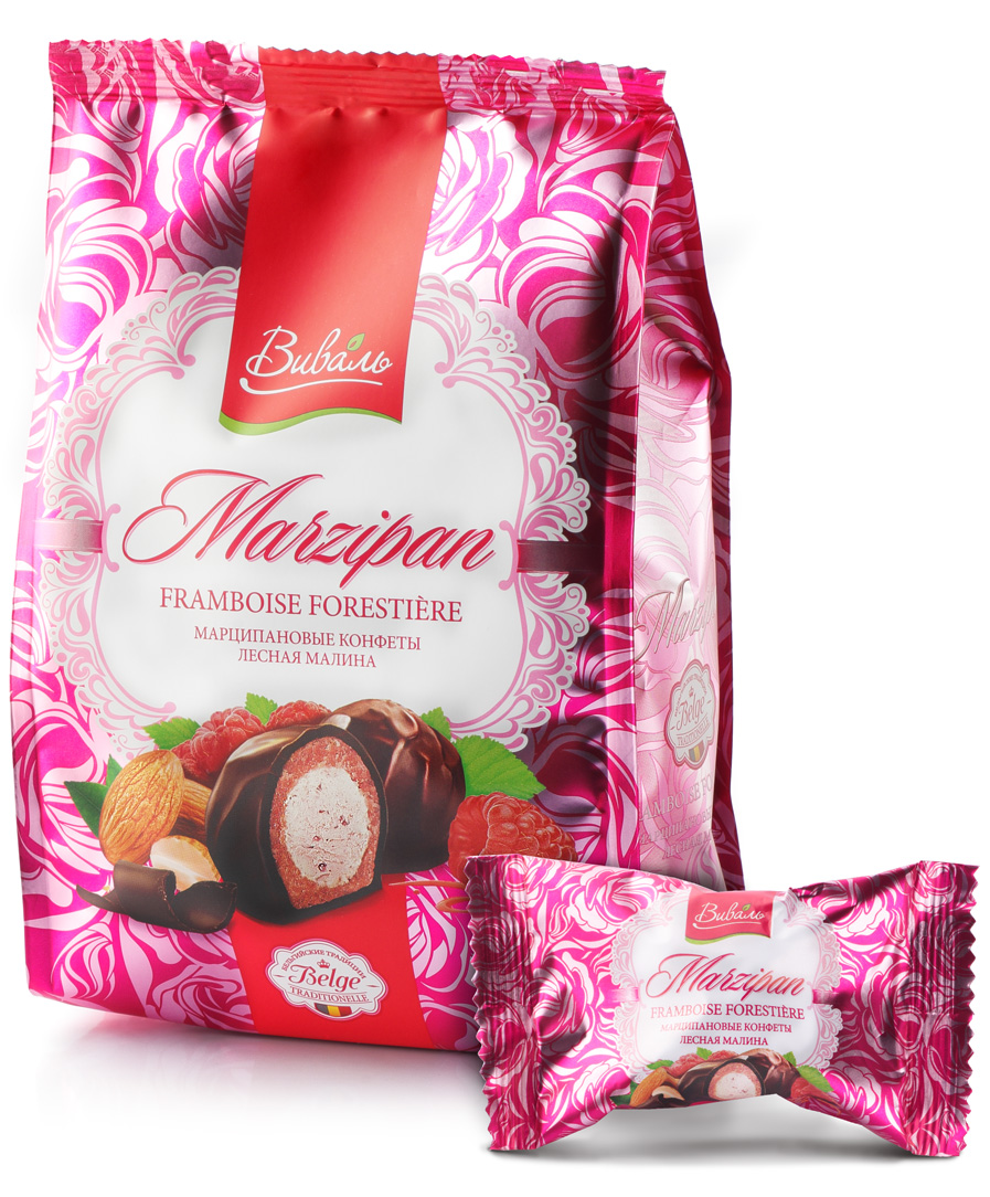Виваль марципановые конфеты с начинкой Лесная малина, 140 г4620000679295 Виваль марципановые конфеты с начинкой Лесная малина, 140 г4620000679295История французской марки Grondard берет свое начало в далеком 1871 году на Берегу Слоновой Кости (Кот-д’Ивуар). Бедный английский офицер Джордж Стоун, волею судьбы попавший на африканский континент, без памяти влюбился в дочку парижского негоцианта, Амели Грондар. Но любовь его была обречена, потому как отец Амели, Клод Шарль Грондар, питал ненависть к англичанам, свойственную многим французам. Джордж Стоун решил поразить возлюбленную и ее сурового отца, преподнеся им в дар изысканное угощение, приготовленное из свежего миндаля и сахарной пудры (миндальные сердечки по старинному семейному рецепту). Волшебный вкус оригинального лакомства и искренность чувств Джорджа растопили сердца неприступной французской семьи. Вскоре Амели вышла замуж за английского офицера, а марципановые сладости стали производить на семейной фабрике Grondard в Париже.