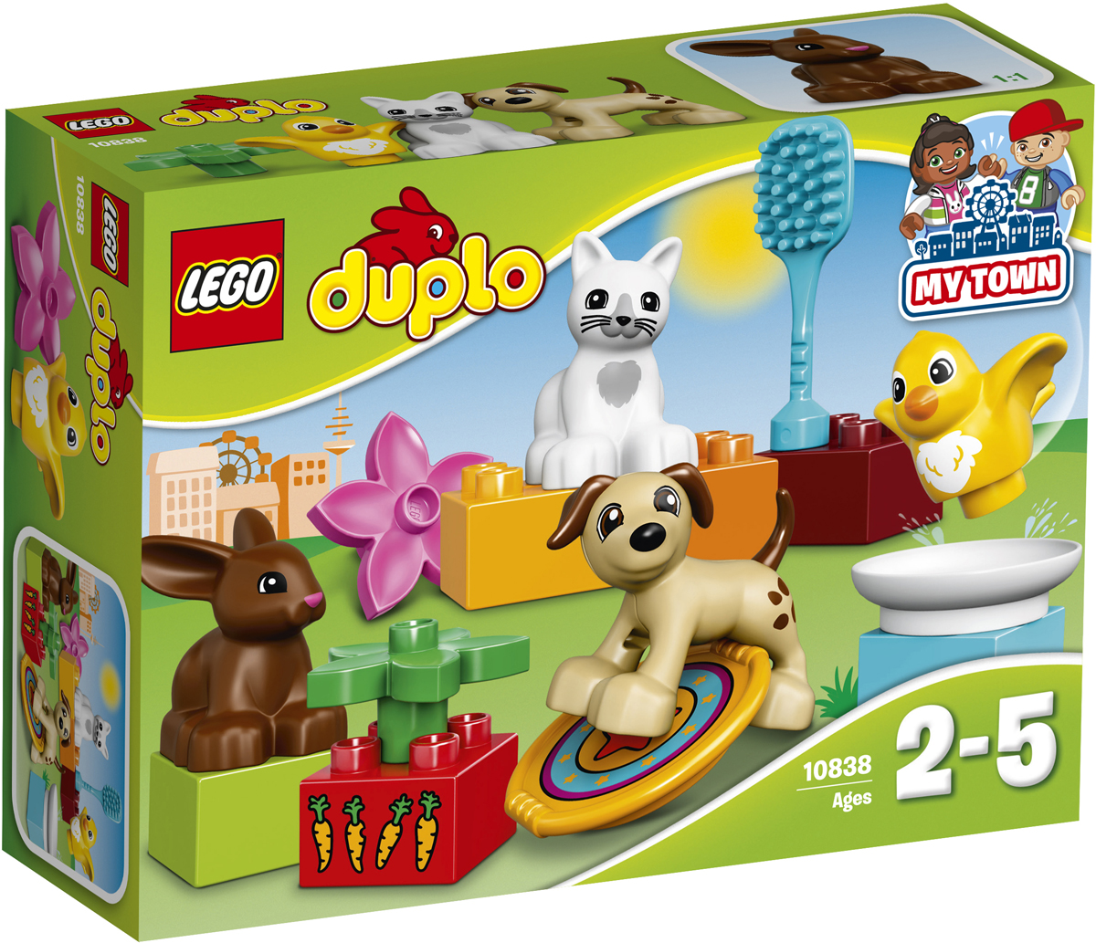 LEGO DUPLO Конструктор Домашние животные 1083810838 LEGO DUPLO Конструктор Домашние животные 1083810838Прогуляйтесь в парк, чтобы поиграть со всеми домашними питомцами. Маленьким детям понравится придумывать новые истории с этой коллекцией фигурок животных. Они могут бросать собаке тарелку фрисби, причесывать кошку щеткой, купать птичку и кормить кролика морковкой. Добавьте этих милых зверей в другие наборы LEGO DUPLO, чтобы возможностей для игры стало еще больше. Набор включает в себя 15 разноцветных пластиковых элементов. Конструктор станет замечательным сюрпризом вашему ребенку, который будет способствовать развитию мелкой моторики рук, внимательности, усидчивости и мышления. Играя с конструктором, ребенок научится собирать детали по образцу, проводить время с пользой и удовольствием.