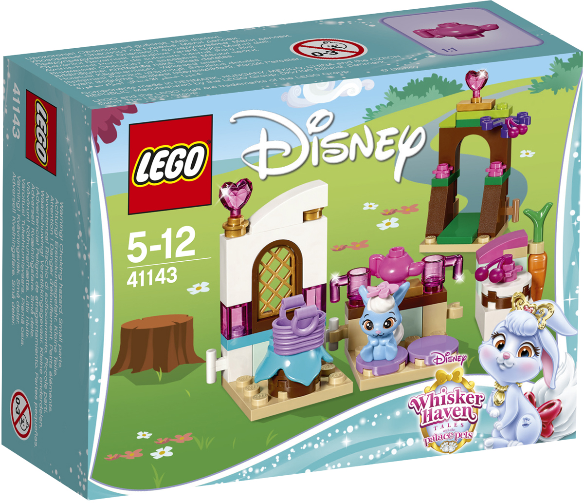 LEGO Disney Princesses Конструктор Кухня Ягодки 4114341143 LEGO Disney Princesses Конструктор Кухня Ягодки 4114341143Отправляйся на прекрасно оборудованную кухню Ягодки, крольчонка принцессы Disney Белоснежки, и приступай к работе. Ягодка обожает печь пироги и устраивать вечеринки для своих друзей. Подойди к ажурной калитке, над которой нависают ветви вишнёвого дерева, и собери несколько ягод, чтобы украсить пирог. Пока пирог выпекается, можешь положить ягоды на стол у окна. Когда до прихода гостей останется несколько минут, можно успеть немножко отдохнуть и выпить чашку чая.