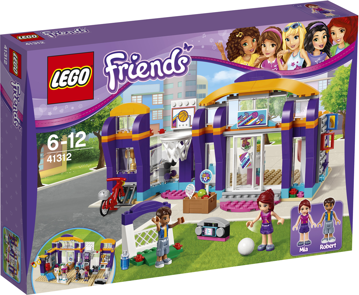 LEGO Friends Конструктор Спортивный центр 4131241312 LEGO Friends Конструктор Спортивный центр 4131241312Вместе с Мией потренируйся с боксёрской грушей и гимнастическими кольцами, а потом позанимайся на беговой дорожке. Мия сегодня устроила для Роберта серьёзное испытание! Помоги Мие провести занятие по йоге в студии или тренируйся в тренажёрном зале вместе с Робертом. Потом можно поиграть в баскетбол или забивать пенальти в футбольные ворота. Уф... Ты определенно заслужила сок из сокового бара.
