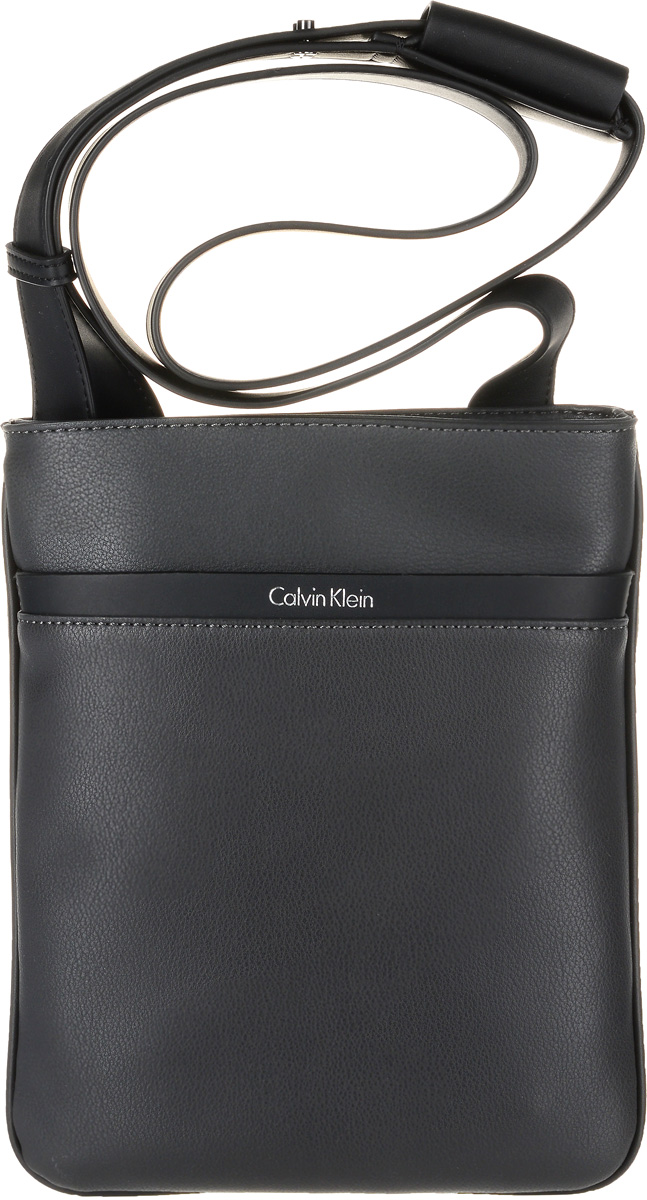 Сумка мужская Calvin Klein Jeans, цвет: темно-серый. K50K502272_0200K50K502272_0200 Сумка мужская Calvin Klein Jeans, цвет: темно-серый. K50K502272_0200K50K502272_0200Стильная мужская сумка Calvin Klein Jeans выполнена из полиуретана. Изделие содержит одно большое отделение, которое закрывается на застежку-молнию. Внутри сумки размещен один накладной открытый кармашек. Спереди сумка также дополнена открытым накладным карманом. Сумка оснащена плечевым ремнем регулируемой длины. Оформлена модель надписью с названием бренда.