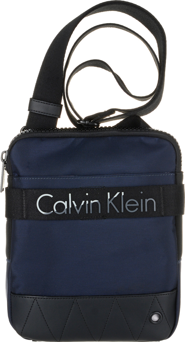 Сумка мужская Calvin Klein Jeans, цвет: темно-синий. K50K502291_4380K50K502291_4380 Сумка мужская Calvin Klein Jeans, цвет: темно-синий. K50K502291_4380K50K502291_4380Стильная сумка Calvin Klein Jeans выполнена из полиуретана с добавлением полиамида и полиэстера. Изделие содержит одно большое отделение, которое закрывается на застежку-молнию. Внутри сумки размещен один кармашек на застежке-молнии. Спереди сумка также дополнена накладным карманом на застежке-липучке. Модель оснащена плечевым ремнем регулируемой длины.