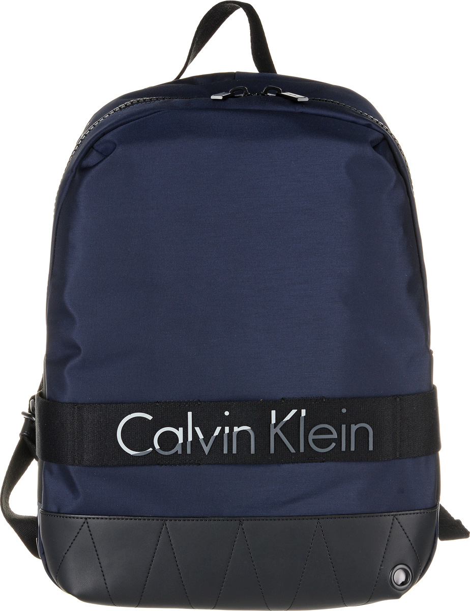 Рюкзак мужской Calvin Klein Jeans, цвет: темно-синий. K50K502293_4380K50K502293_4380 Рюкзак мужской Calvin Klein Jeans, цвет: темно-синий. K50K502293_4380K50K502293_4380Практичный рюкзак Calvin Klein Jeans выполнен из нейлона с добавлением полиуретана и полиэстера. Изделие содержит одно вместительное отделение. Внутри отделения размещены один мягкий карман для планшета, который застегивается хлястиком на липучку, четыре меленьких накладных кармана и один прорезной карман на застежке-молнии. Рюкзак оснащен широкими лямками регулируемой длины и петлей для подвешивания. Дополнена модель надписью с названием бренда.