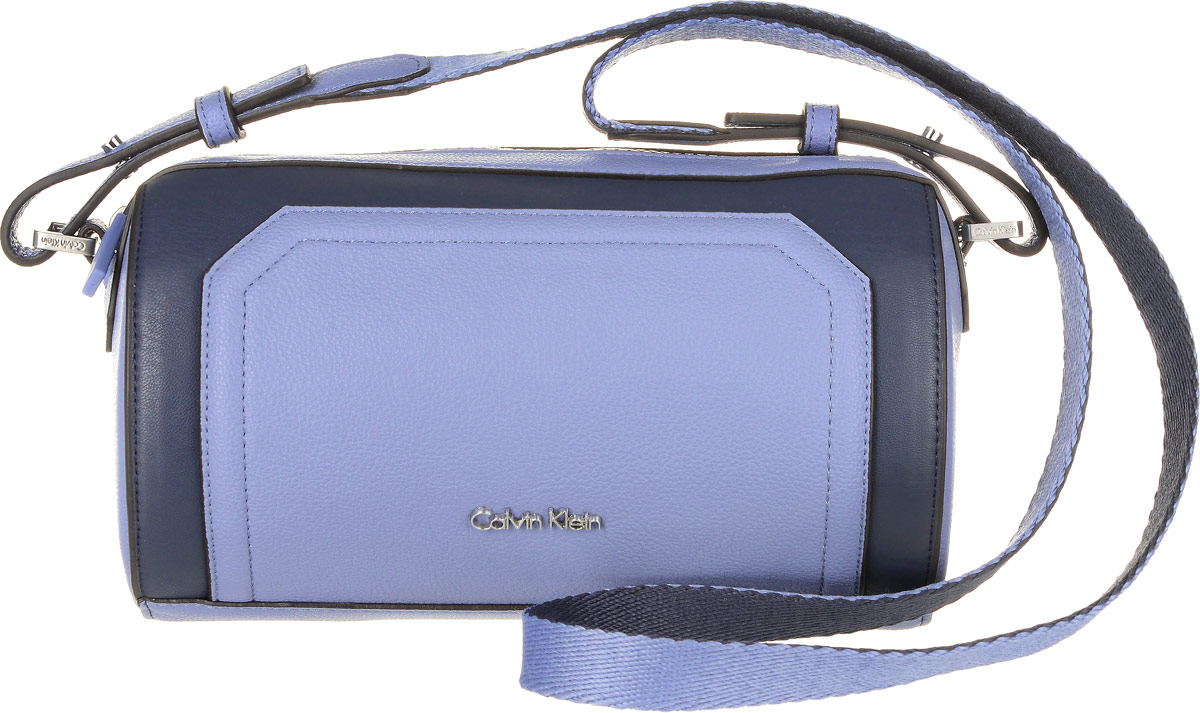 Сумка женская Calvin Klein Jeans, цвет: серо-синий. K60K602410_9020K60K602410_9020 Сумка женская Calvin Klein Jeans, цвет: серо-синий. K60K602410_9020K60K602410_9020Стильная женская сумка Calvin Klein Jeans выполнена из полиуретана и текстиля. Изделие имеет одно основное отделение, которое закрывается на застежку- молнию. Внутри находится один накладной открытый карман. Модель оснащена плечевым регулируемым ремнем.