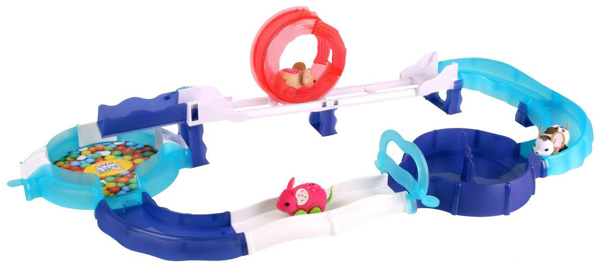 Little Live Pets Игрушечный трек для интерактивных мышек28150 Little Live Pets Игрушечный трек для интерактивных мышек28150Игрушечный трек для интерактивных мышек Little Live Pets - настоящее игровое поле для интерактивных питомцев из серии забавных грызунов Little Live Pets! Зона развлечений для ваших электронных любимцев выполнена с большим вниманием к деталям, в ней содержатся функциональные элементы и декоративные особенности. Мышка может мчаться вперед или назад по треку, попадая на круглые игровые территории, каждая из которых имеет свою особенность. Это может быть яркая наклейка, изображающая бассейн с пластиковыми шариками, или же вращающаяся деталь, способная раскручиваться при должном усилии со стороны интерактивной мышки. Одним из самых ярких и запоминающихся элементов игрового набора является колесо, которое легко передвигается по трассе и приводится в действие силами игрушечного питомца. Трек для мышек Little Live Pets собирается весьма просто. Стоит также обратить внимание на то, что ребенок сможет самостоятельно без труда разбирать трек, а затем строить собственную трассу. ...
