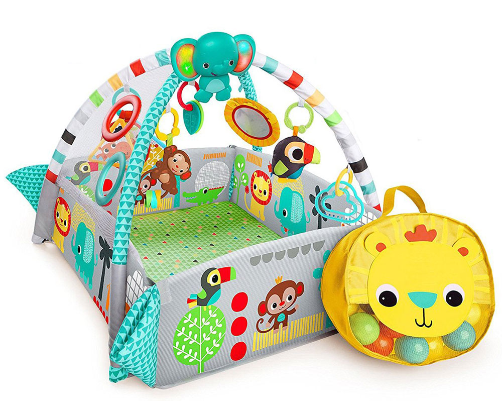 Bright Starts Развивающий коврик Мечты об Африке 5 в 1 цвет голубой10754 Bright Starts Развивающий коврик Мечты об Африке 5 в 1 цвет голубой10754Развивающий коврик Bright Starts Мечты об Африке. 5 в 1 - большой развивающий коврик с разноцветными мячиками для веселой игры с самого рождения! Особенности: мягкие бортики, которые можно поднимать и опускать, обеспечивают безопасность крохи. Удобная подушка поддержит малыша, когда он будет лежать на животике. Дуги соединены сеточкой, в которой имеются прорези-колечки - через них можно бросать разноцветные мячики. Забавные игрушки развеселят малыша. Слоненок с музыкальными и световыми эффектами (мелодии играют более 20 минут), безопасное зеркальце, подвесная погремушка, пищалка, обезьянка с разноцветными колечками, мягкий тукан и два прорезывателя для зубок. Необходимо купить 3 батарейки напряжением 1,5V типа АА (не входят в комплект).