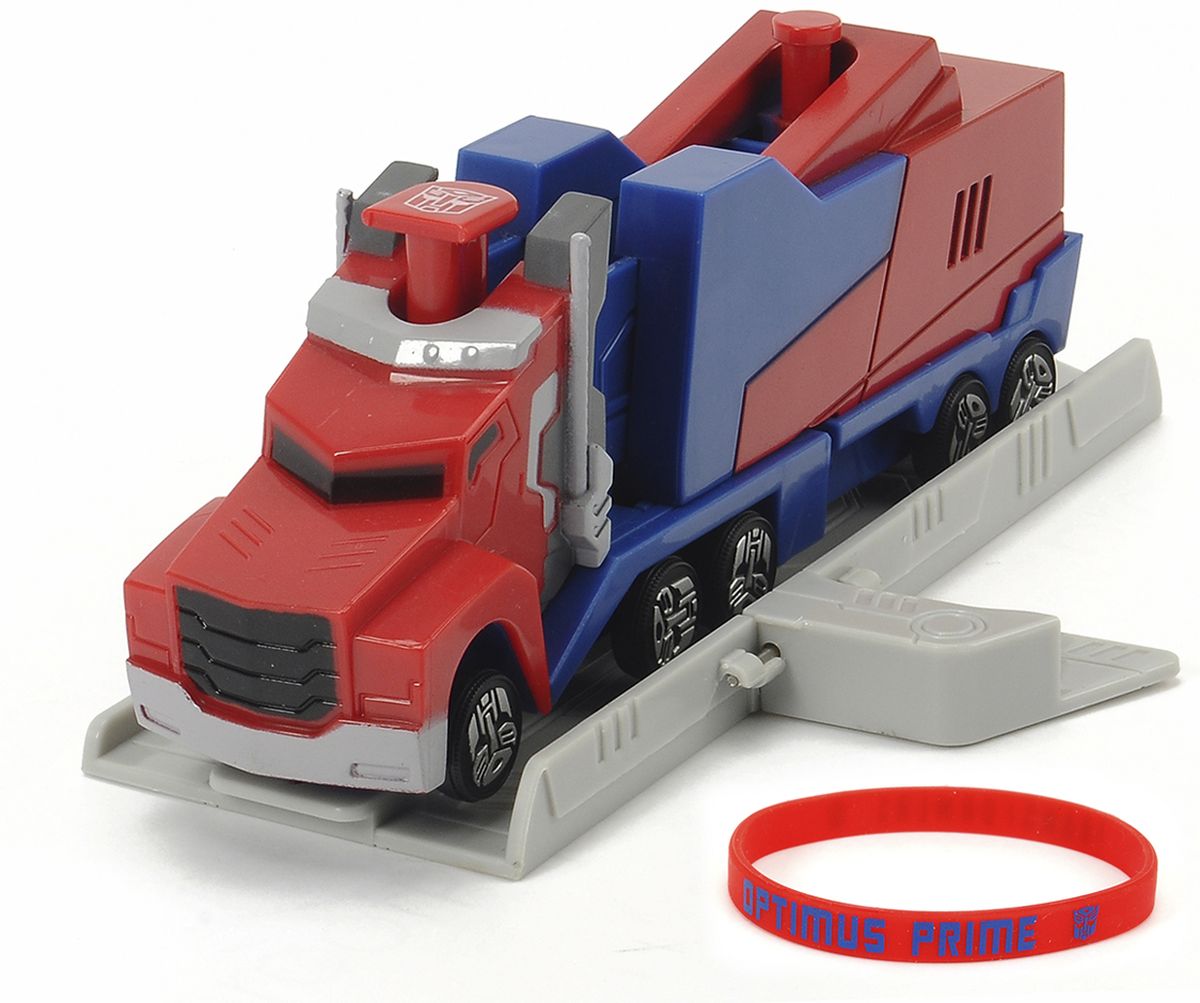 Dickie Toys Машинка Optimus Prime с платформой для запуска3112003, 203112003 SIR Dickie Toys Машинка Optimus Prime с платформой для запуска3112003, 203112003 SIRОригинальная машинка Dickie Toys Optimus Prime надолго займет внимание вашего ребенка. Optimus Prime - это автобот, один из главных героев мультфильма Трансформеры. Игрушка выполнена из прочного пластика в виде грузовой машины. Колесные диски машины декорированы логотипом автоботов. Машина снабжена резиновым браслетом и платформой для запуска. Чтобы запустить машинку необходимо поставить машинку на платформу, одеть резинку на машинку, оттянуть заднюю часть машинки и отпустить. Браслет можно использовать для запуска машинке или носить на руке, как аксессуар. Эта машинка будет отличным подарком всем поклонникам Трансформеров.