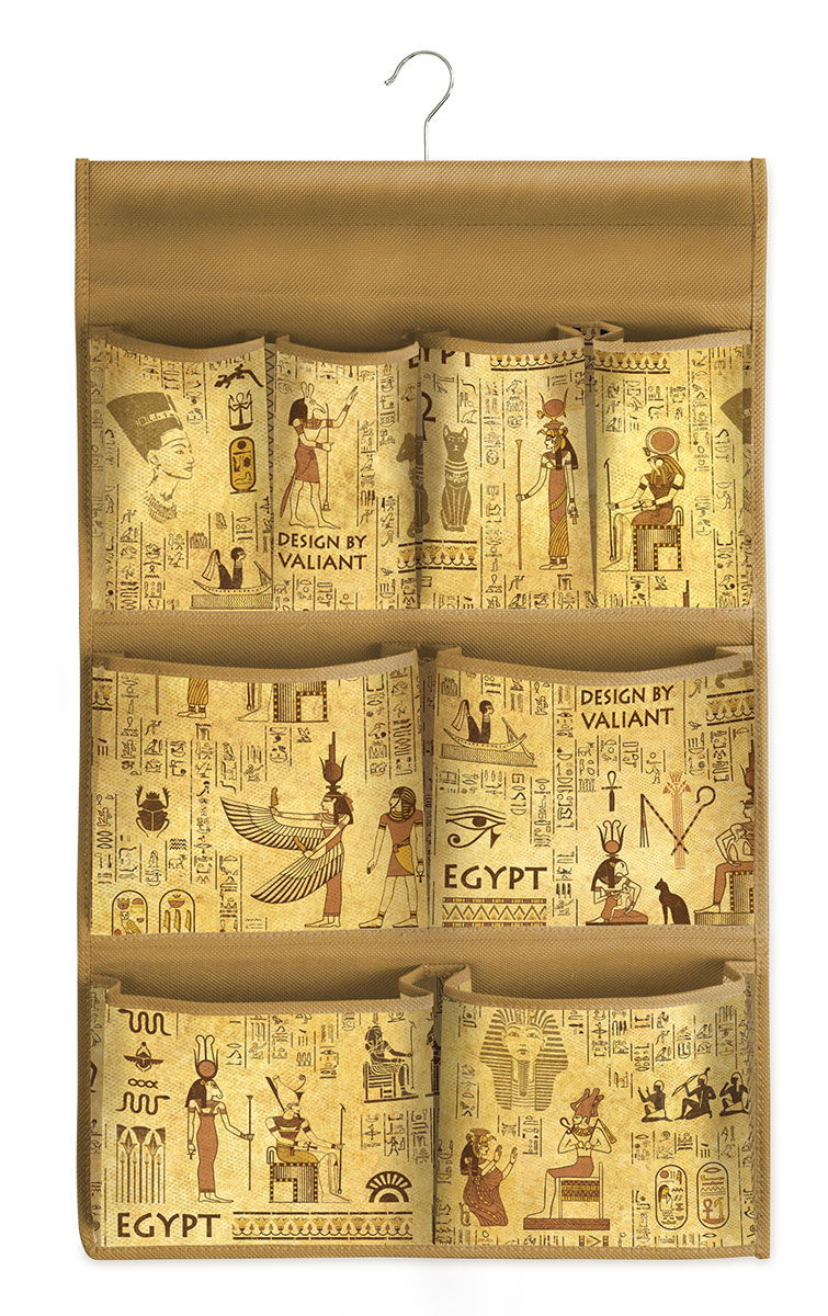 Кофр подвесной для хранения Valiant Egypt, с вешалкой, 8 карманов, 36 х 60 смEG-P8 Кофр подвесной для хранения Valiant Egypt, с вешалкой, 8 карманов, 36 х 60 смEG-P8Привнести в интерьер гардероба частичку загадочного Египта теперь возможно с новой системой хранения Egypt Collection. Многофункциональность системы хранения Egypt Collection обеспечивает надежное и бережное хранение вещей. В коллекции удобные чехлы для одежды, короба стеллажные, кофры и органайзеры для хранения вещей. Все модели Egypt Collection удобны в использовании и обеспечивают бережное хранение вещей. Система хранения Egypt Collection от VALIANT представлена в фирменной упаковке, выполненной в едином стиле. СТИЛЬНАЯ ИНФОРМАТИВНАЯ УПАКОВКА С ИНТЕРЬЕРНОЙ ВИЗУАЛИЗАЦИЕЙ СИСТЕМЫ ХРАНЕНИЯ Egypt COLLECTION ЭФФЕКТНО ВЫДЕЛЯЕТСЯ СРЕДИ АНАЛОГОВ FACE BACK Оригинальная прозрачная упаковка с крючком позволяет: — организовать коллекционную выкладку товара в магазине — продемонстрировать все достоинства товара покупателю. Покупатель может собрать собственную систему хранения в едином стиле.