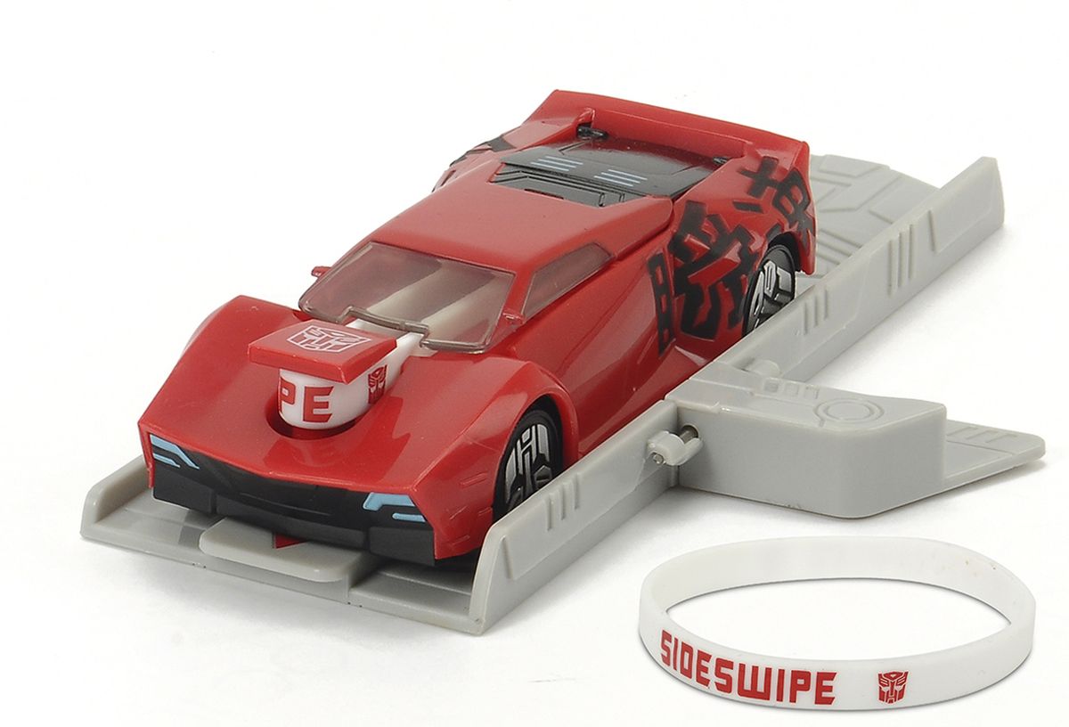 Dickie Toys Машинка Sideswipe с платформой для запуска3112002, 203112002 SIR Dickie Toys Машинка Sideswipe с платформой для запуска3112002, 203112002 SIRОригинальная машинка Dickie Toys Sideswipe надолго займет внимание вашего ребенка. Sideswipe - это автобот, один из главных героев мультфильма Трансформеры. Игрушка выполнена из прочного пластика в виде яркой машины. Колесные диски машины декорированы логотипом автоботов. Машина снабжена резиновым браслетом и платформой для запуска. Чтобы запустить машинку необходимо поставить машинку на платформу, одеть резинку на машинку, оттянуть заднюю часть машинки и отпустить. Браслет можно использовать для запуска машинке или носить на руке, как аксессуар. Эта машинка будет отличным подарком всем поклонникам Трансформеров.