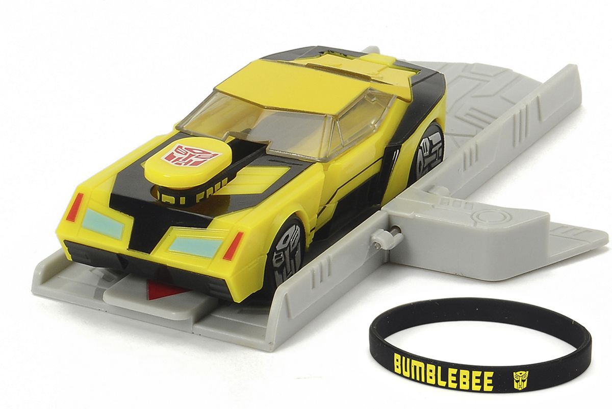 Dickie Toys Машинка Bumblebee с платформой для запуска3112001, 203112001 SIR Dickie Toys Машинка Bumblebee с платформой для запуска3112001, 203112001 SIRОригинальная машинка Dickie Toys Bumblebee надолго займет внимание вашего ребенка. Bumblebee - это автобот, один из главных героев мультфильма Трансформеры. Игрушка выполнена из прочного пластика в виде яркой машины. Колесные диски машины декорированы логотипом автоботов. Машина снабжена резиновым браслетом и платформой для запуска. Чтобы запустить машинку необходимо поставить машинку на платформу, надеть резинку на машинку, оттянуть заднюю часть машинки и отпустить. Браслет можно использовать для запуска машинки или носить на руке, как аксессуар. Эта машинка будет отличным подарком всем поклонникам Трансформеров.