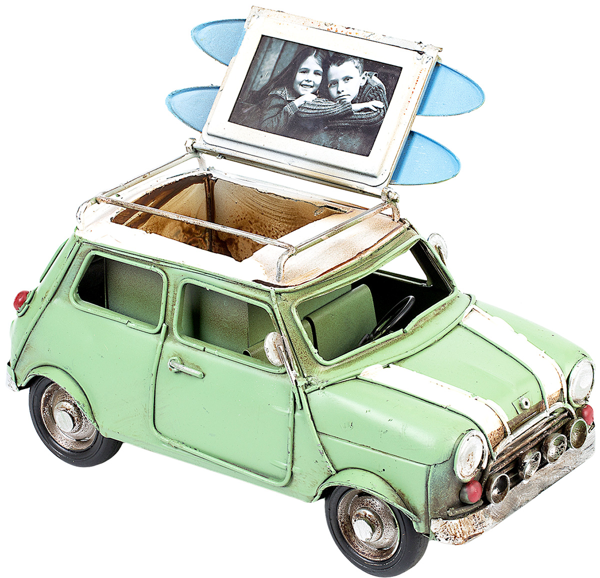 Модель Platinum Автомобиль, с фоторамкой и подставкой для ручек. 1404E-43431404E-4343 Модель Platinum Автомобиль, с фоторамкой и подставкой для ручек. 1404E-43431404E-4343Модель Platinum Автомобиль, выполненная из металла, станет оригинальным украшением интерьера. Вы можете поставить модель ретро- автомобиля в любом месте, где она будет удачно смотреться. Изделие дополнено подставкой для ручек и фоторамкой, куда вы можете вставить вашу любимую фотографию. Качество исполнения, точные детали и оригинальный дизайн выделяют эту модель среди ряда подобных. Модель займет достойное место в вашей коллекции, а также приятно удивит получателя в качестве стильного сувенира.