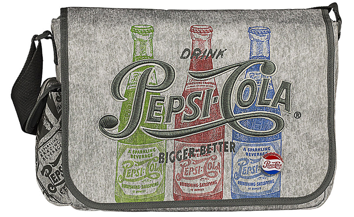 Pepsi Сумка школьная Pepsi ColaPECB-UT1-125 Pepsi Сумка школьная Pepsi ColaPECB-UT1-125Сумка школьная Pepsi Cola изготовлена из прочного материала серого цвета и оформлена рисунками бутылочек с газировкой, вышивкой и оригинальным значком в виде пробки. Сумка имеет одно основное отделение, которое закрывается на молнию и клапан с липучками. Внутри отделения находятся три кармашка под канцелярские принадлежности, открытый карман для мелочей и врезной кармашек на молнии. Под клапаном с лицевой стороны расположен накладной карман на застежке-молнии. С одного бока сумка дополнена накладным кармашком под клапаном на липучке. Сумка имеет одну лямку, которая регулируется по длине. Такую сумку можно использовать для повседневных прогулок, учебы, отдыха или спорта.