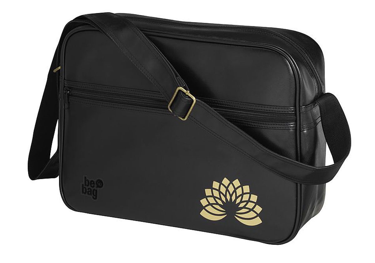 Herlitz Сумка школьная Be Bag Sport цвет черный11359528 Herlitz Сумка школьная Be Bag Sport цвет черный11359528Школьная сумка Herlitz Be Bag. Sport выполнена из прочного износостойкого материала черного цвета. Сумка состоит из одного отделения, которое закрывается на застежку-молнию. Внутри отделения расположены два открытых накладных кармашка. Лицевая сторона сумки дополнена практичным карманом на молнии. Сумка имеет одну широкую лямку для переноски на плече. Лямка легко регулируется по длине. Прочная и вместительная сумка Be Bag смотрится элегантно в любой ситуации. Идеальный выбор для школы, университета или досуга.