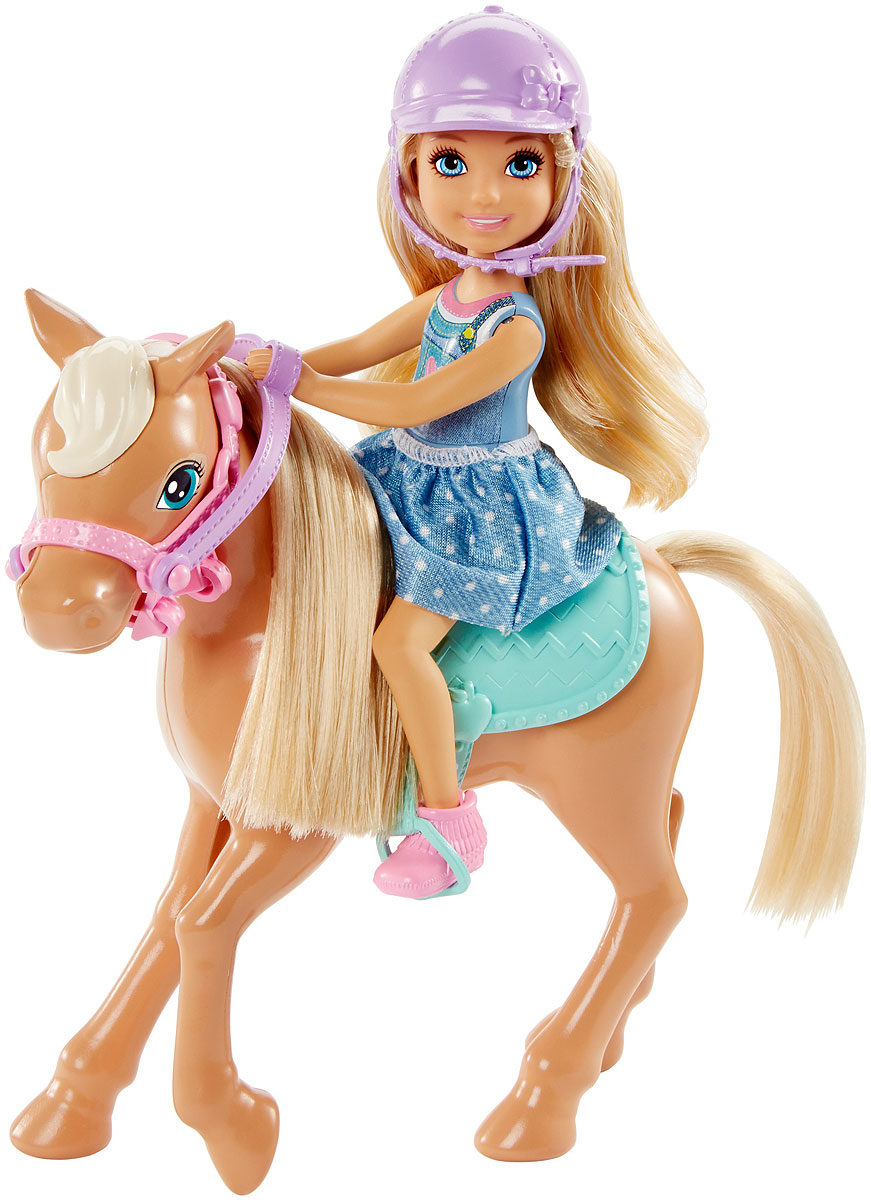 Barbie Игровой набор с мини-куклой Челси и пони DYL42DYL42 Barbie Игровой набор с мини-куклой Челси и пони DYL42DYL42Кукла Челси вместе со своим пони выходят на ринг! Посадите куклу верхом на милого пони, и начнется веселье! Не забудьте седло и шлем для большей безопасности. У Челси ноги сгибаются в коленях, и она отлично садится в стремена. Маленькая сестренка Barbie одета в легкий наряд и розовые ботинки. У пони мягкие грива и хвост. Соберите всех кукол и аксессуары Челси и придумайте что-то совершенно новое.