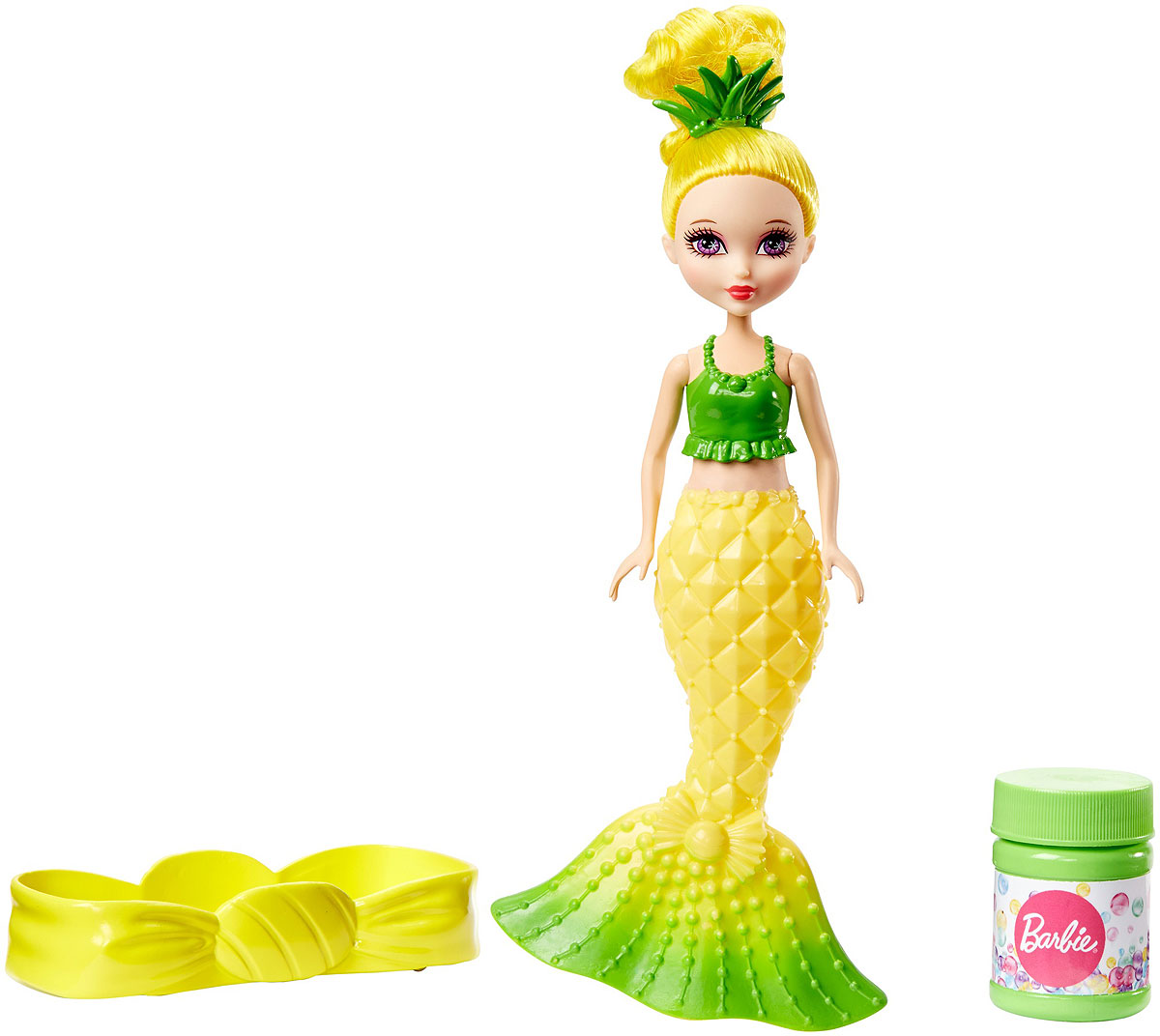 Barbie Мини-кукла Русалочка Ананас с мыльными пузырькамиDVM97_DVM99 Barbie Мини-кукла Русалочка Ананас с мыльными пузырькамиDVM97_DVM99Мини-кукла Barbie Русалочка. Ананас предстает в образе прекрасной принцессы-русалки, повелительницы морских глубин. Высокую прическу куколки украшает заколка в виде листьев ананаса. Кукла в пластиковым топе зеленого цвета с ярко-желтым хвостом. Поверхность хвоста русалки декорирована рисунком под ананас. Кукла-русалка умеет пускать пузыри из хвоста. Налейте мыльный раствор из баночки в комплекте в лоток, окуните в него хвост куклы, сожмите его и наслаждайтесь множеством радужных пузырей! Куколка выпускает пузыри с тропическим ананасовым ароматом. Ручки и голова у Барби подвижные. Ваша малышка с удовольствием будет играть с куколкой и радужными пузырьками, придумывая различные истории.