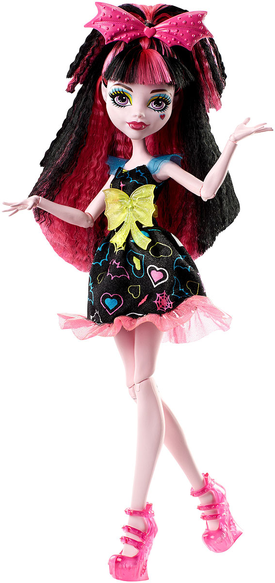 Monster High Кукла Дракулаура Под напряжениемDVH65_DVH67 Monster High Кукла Дракулаура Под напряжениемDVH65_DVH67Героини нового мультфильма Monster High Под напряжением, просто заряжены весельем! Они модно приоделись и готовы к леденящим кровь приключениям. Одна из них - Дракулаура, дочь Дракулы. Её модный наряд прекрасно подходит для зажигательной вечеринки. Кукла Monster High Дракулаура одета в черное платье с воланом. На ногах - изящные розовые туфли на высоких каблуках. Завершают стильный образ зловещей модницы пластиковый пояс с большим бантом и оригинальный ободок со скрипичным ключом. Шикарные длинные волосы куклы можно расчесывать. Вашей малышке понравится воссоздавать сцены или разыгрывать с куклой сюжеты собственных историй. Руки, ноги и колени у куклы шарнирные, это позволяет придать разнообразные позы. Порадуйте поклонницу Monster High удивительной новинкой в мире Школы Монстров, подарив ей эту замечательную куколку.